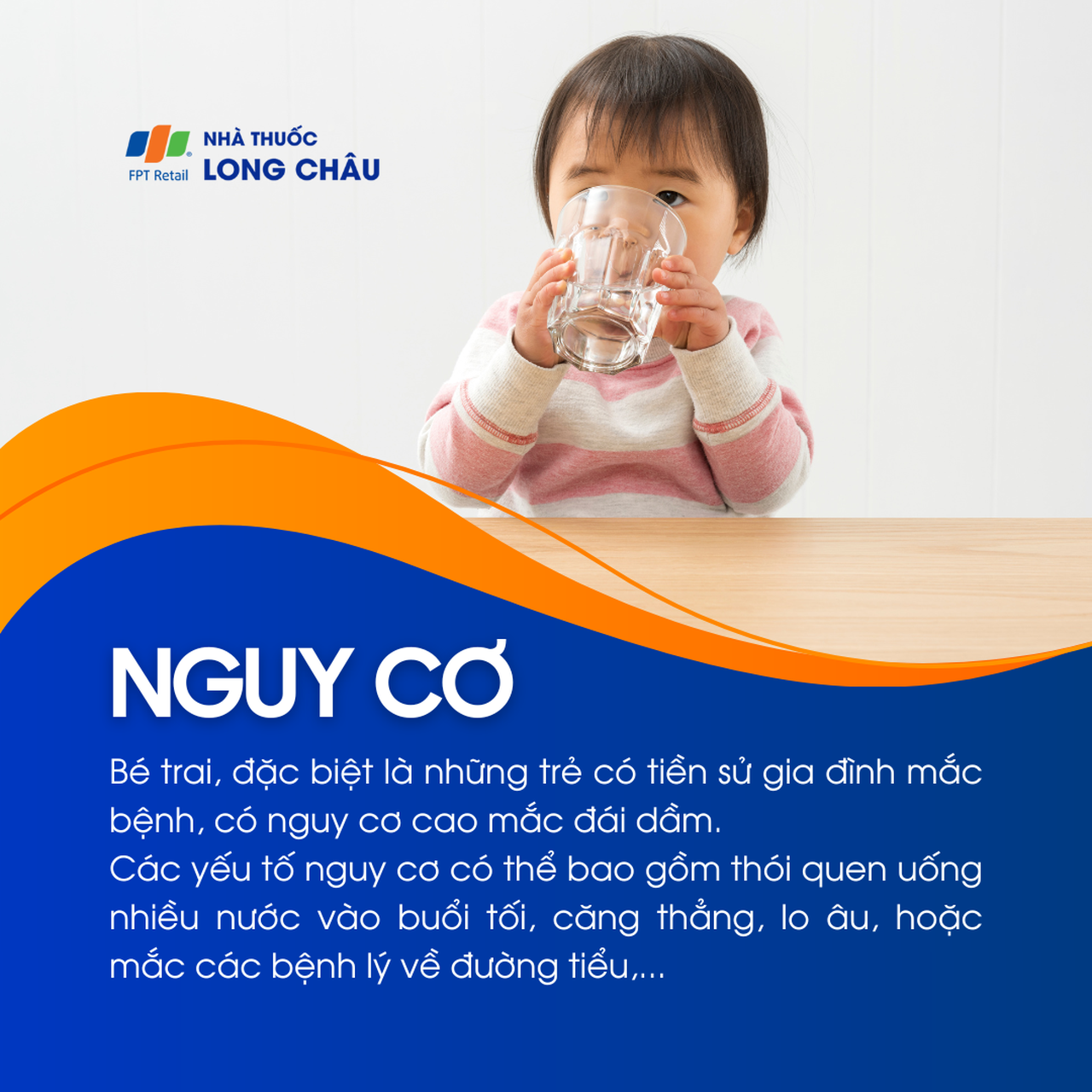 Bé trai, trẻ có người thân từng bị đái dầm, uống nhiều nước buổi tối, lo âu, hoặc có bệnh lý tiết niệu dễ bị đái dầm