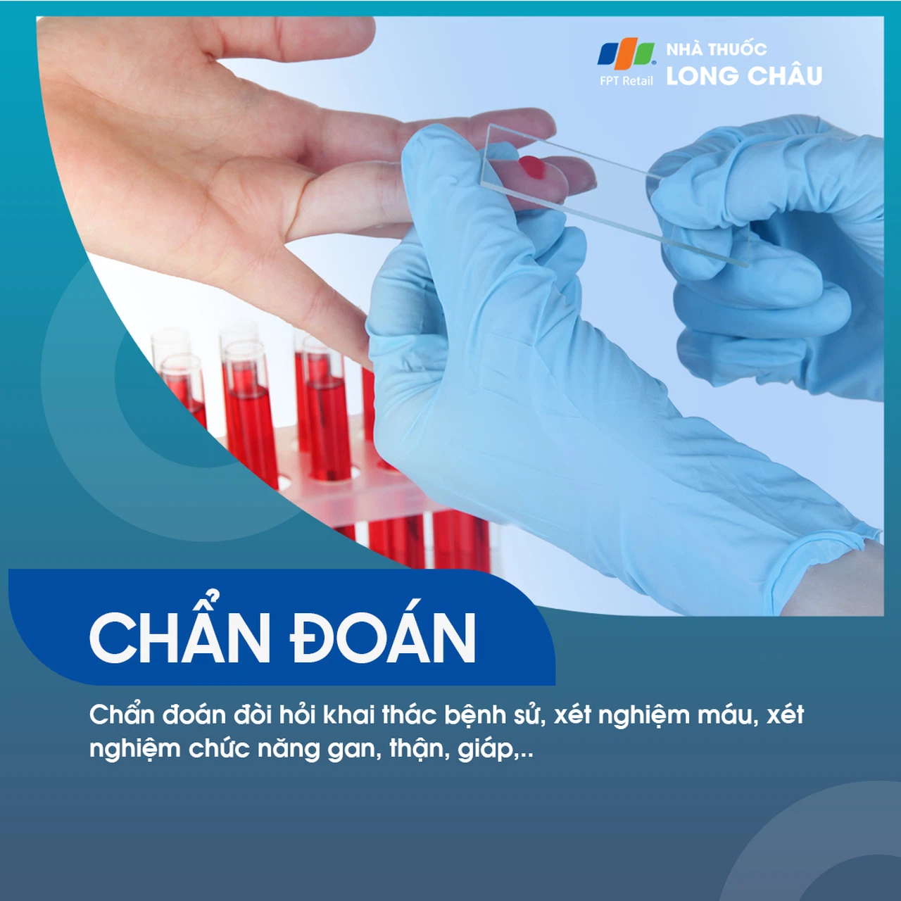 Bác sĩ da liễu đang kiểm tra và tư vấn cho bệnh nhân bị ngứa da