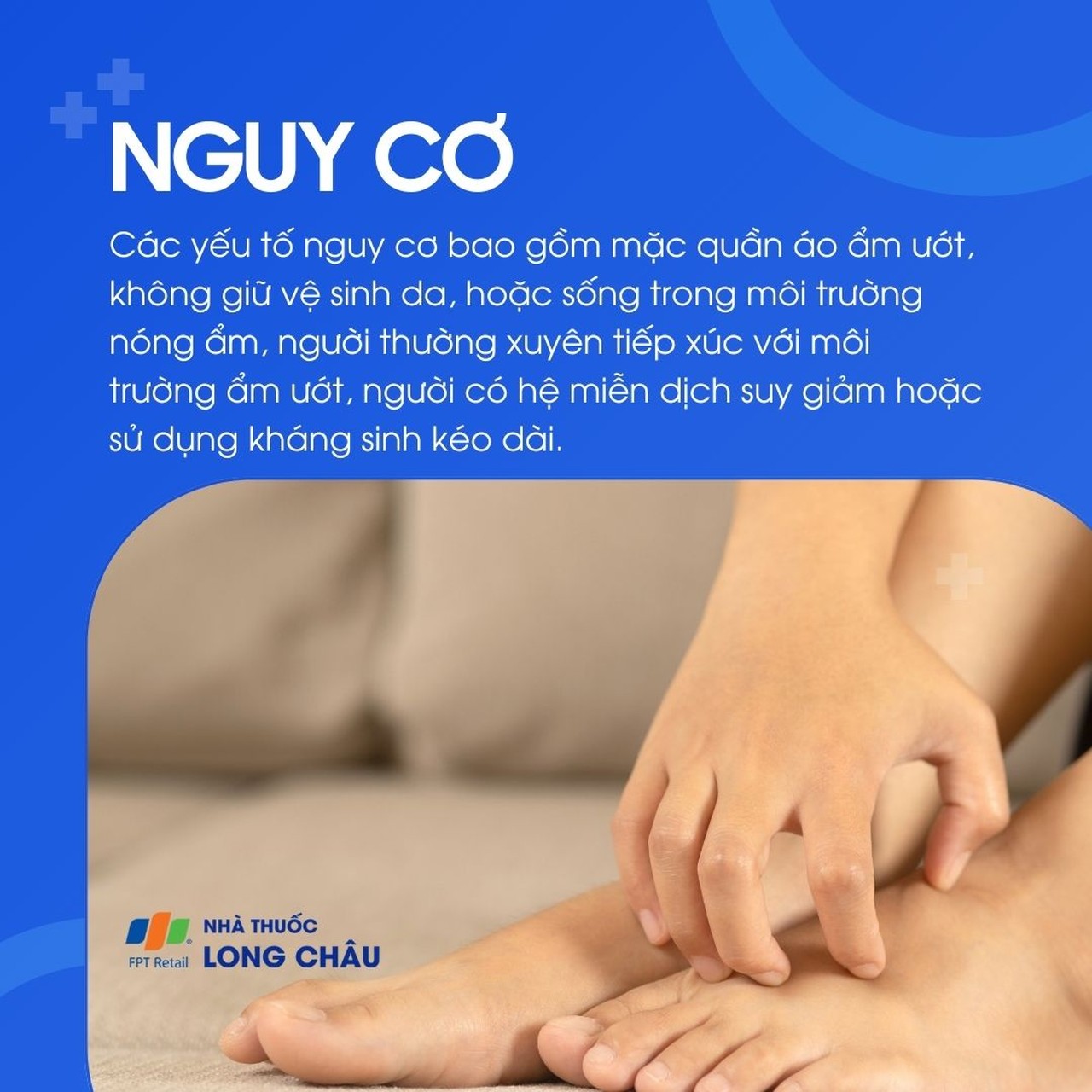 Mặc quần áo ẩm ướt, vệ sinh da kém, sống trong môi trường nóng ẩm, tiếp xúc thường xuyên với môi trường ẩm