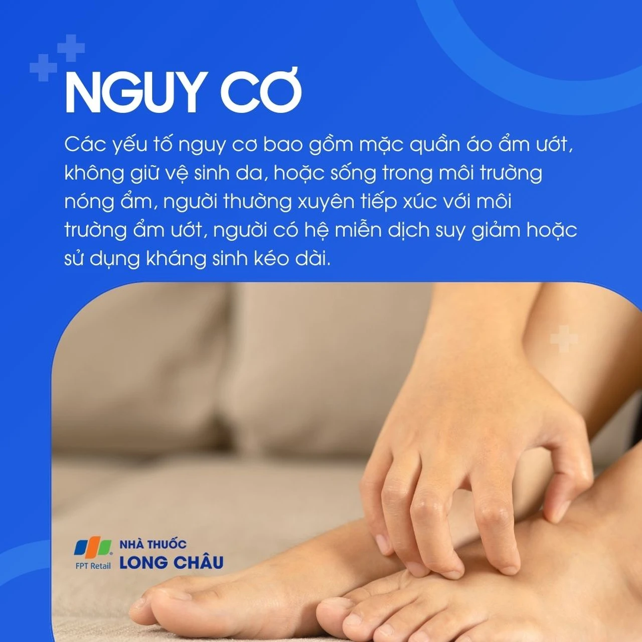 Mặc quần áo ẩm ướt, vệ sinh da kém, sống trong môi trường nóng ẩm, tiếp xúc thường xuyên với môi trường ẩm