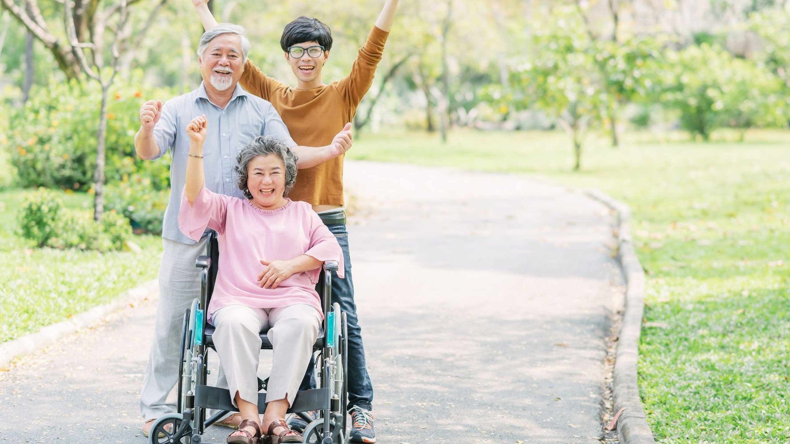 5 quy tắc bảo vệ sức khỏe người cao tuổi khi trời mưa lạnh