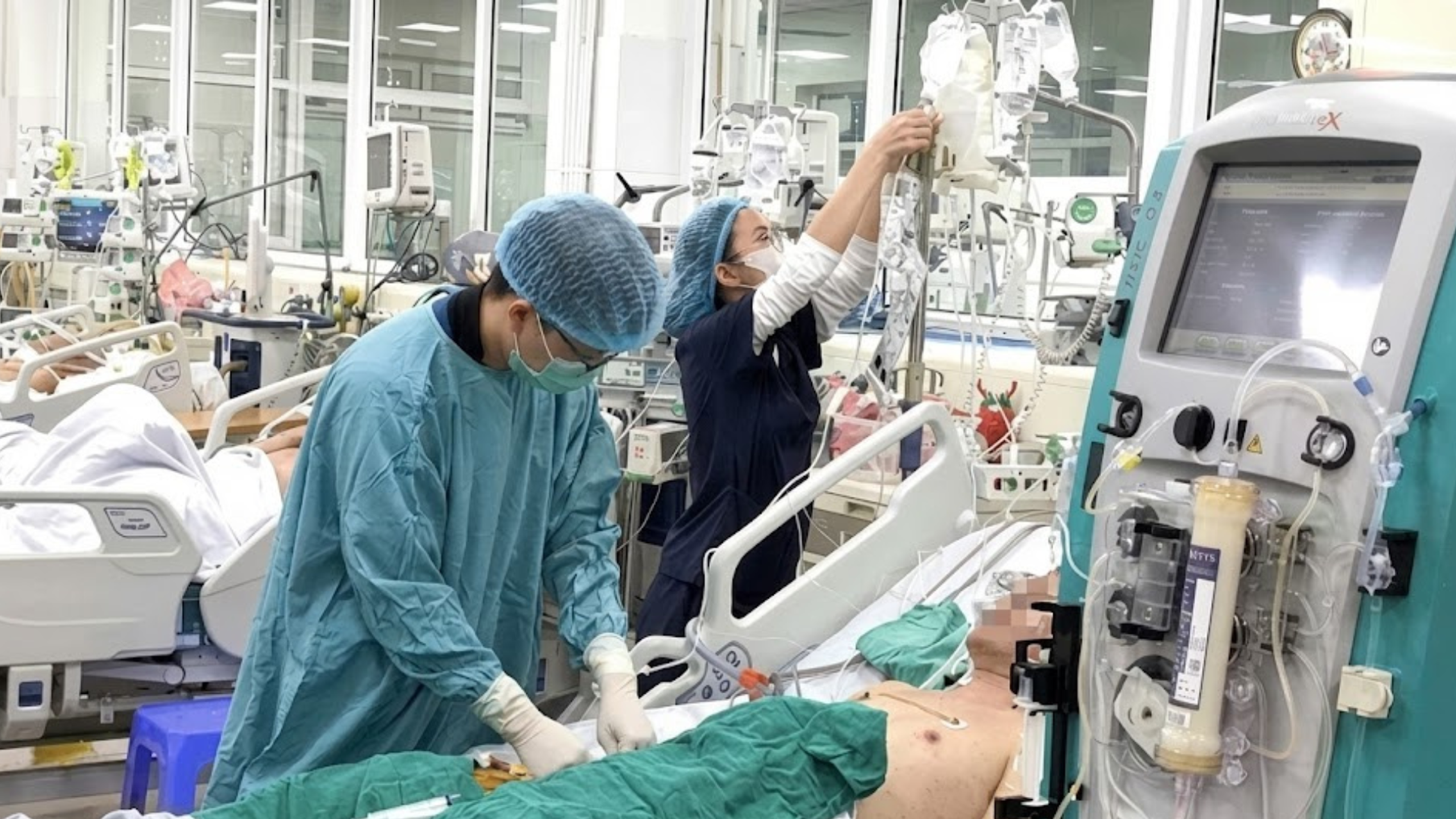 Cứu sống bệnh nhân người Malaysia nguy kịch do viêm phổi trên nền bệnh mạn tính