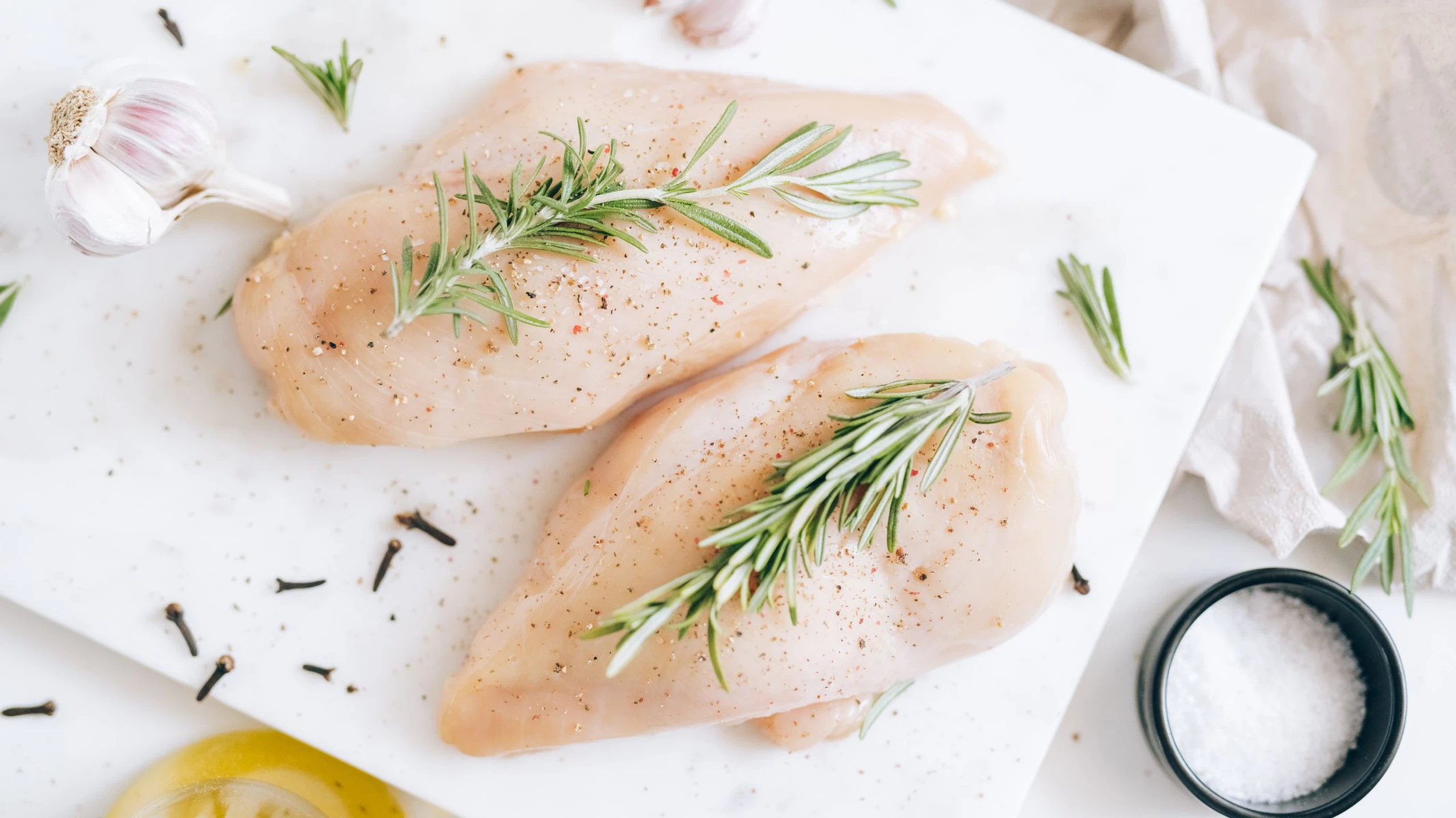 100g ức gà luộc bao nhiêu calo? Những điều cần lưu ý