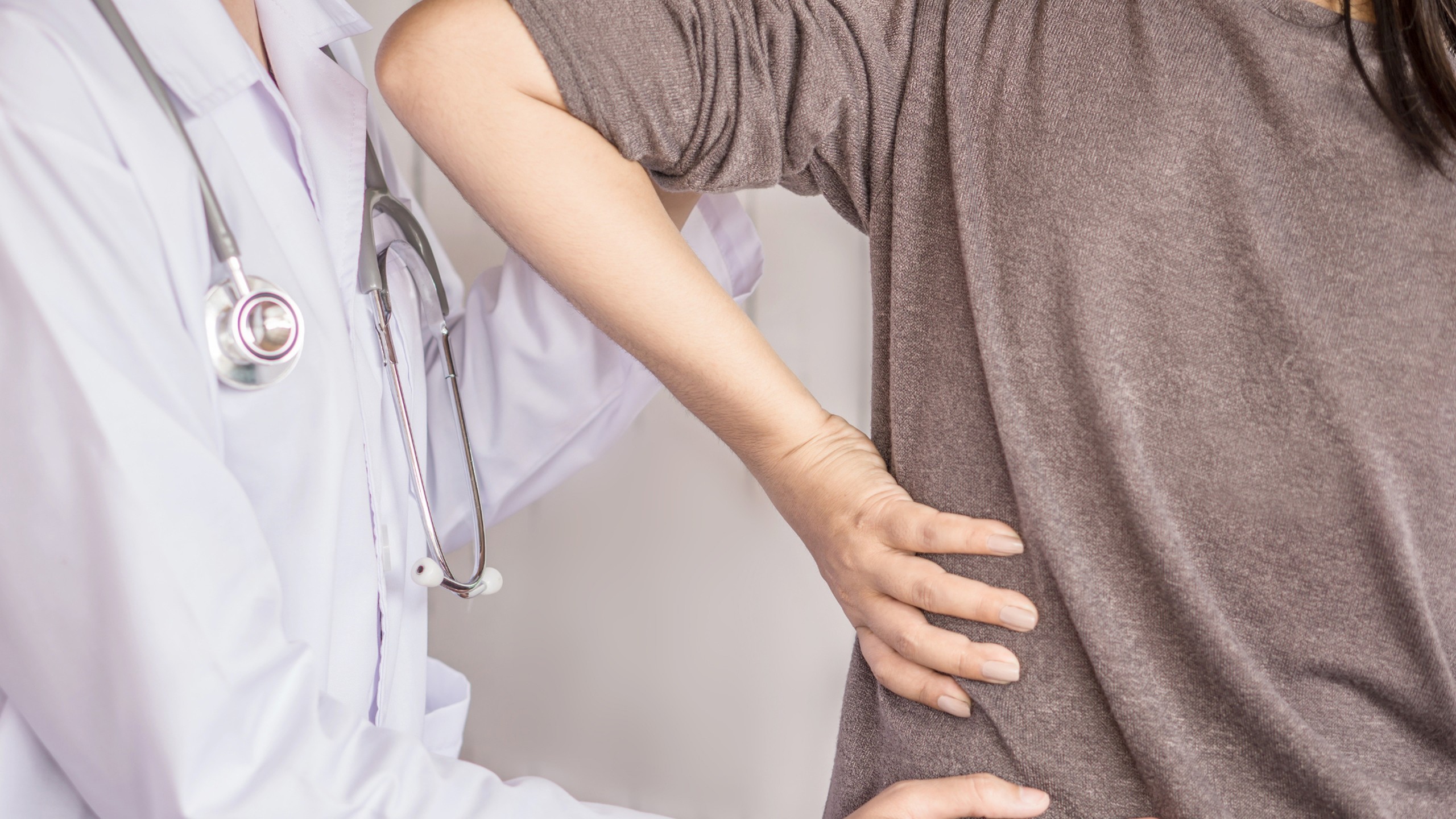 Gãy xương sườn là gì? Nguyên nhân, dấu hiệu và những điều cần biết