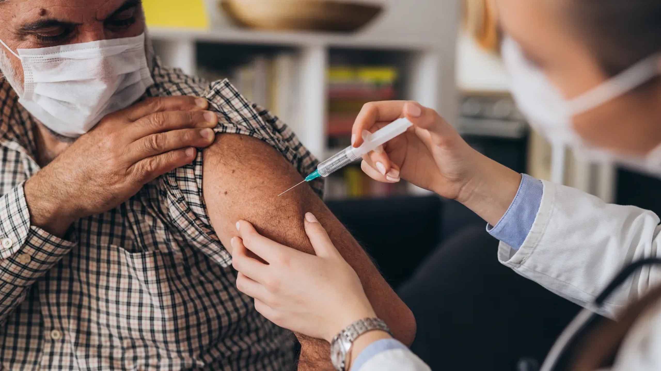 Góc giải đáp: Tiêm vắc xin cho người lớn ở đâu​ uy tín và an toàn?