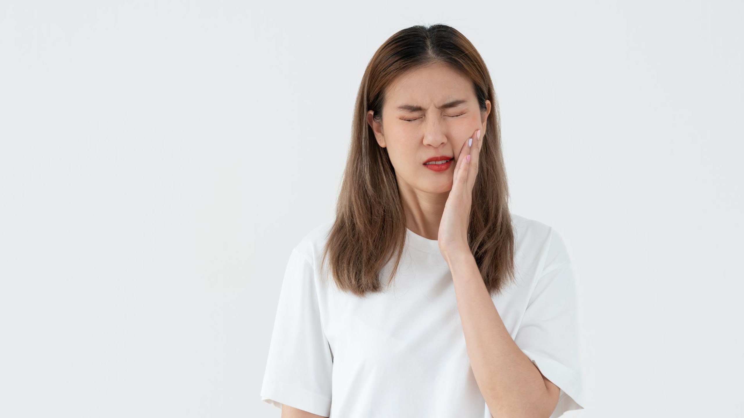Răng khôn mọc lệch hàm trên: Khi nào cần nhổ?