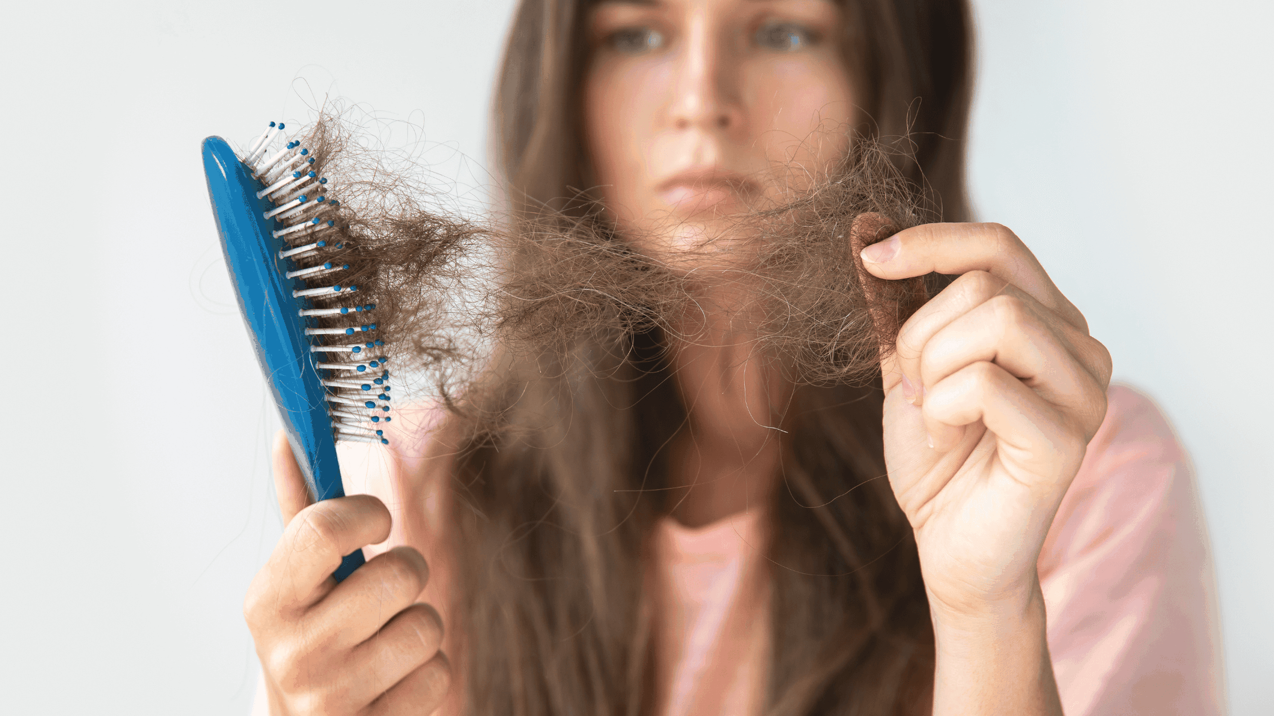 Rụng tóc thiếu chất gì? Nguyên nhân và cách giảm rụng tóc