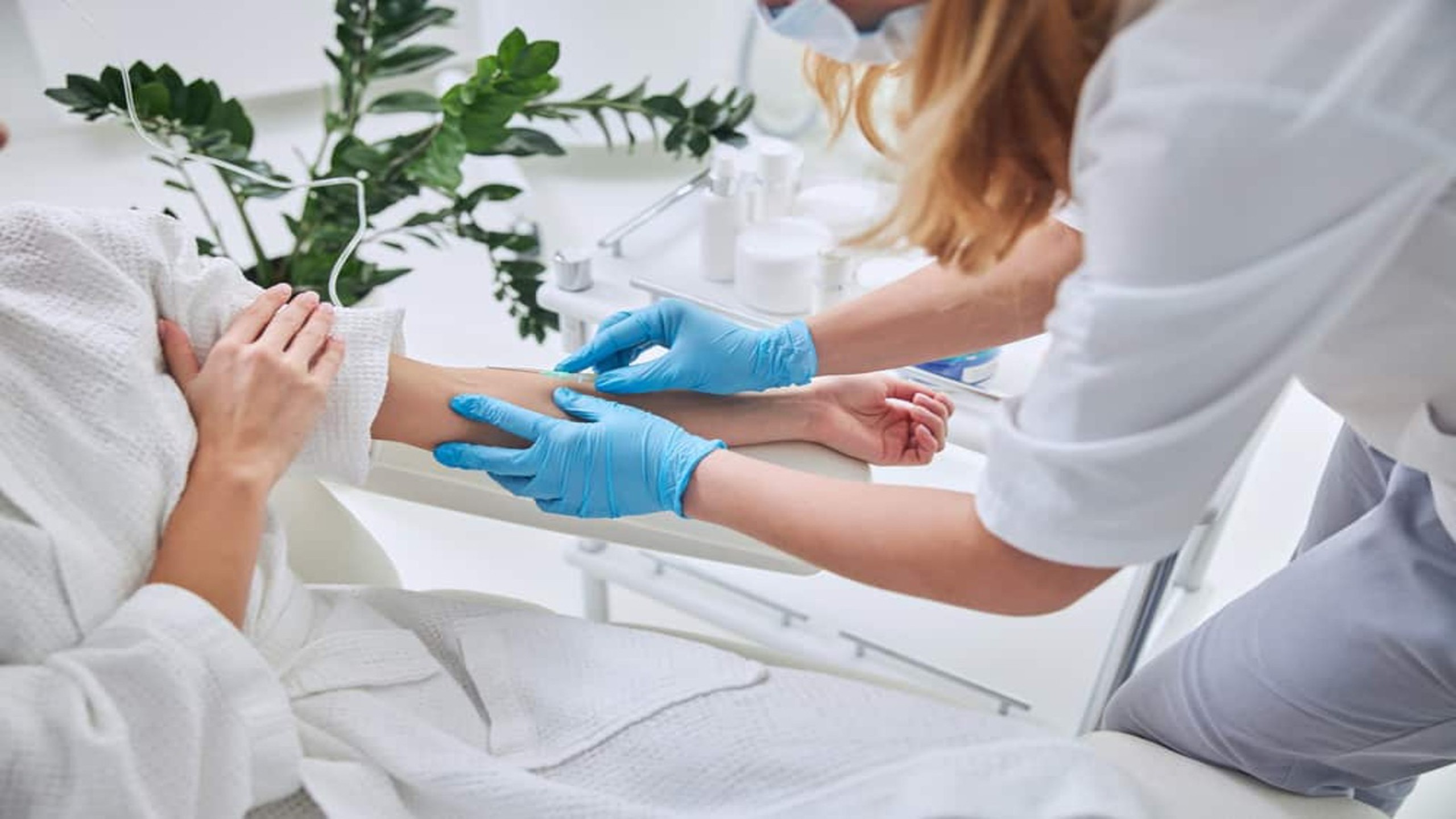 Sốc khi truyền nước biển: Nguyên nhân, triệu chứng và cách xử trí