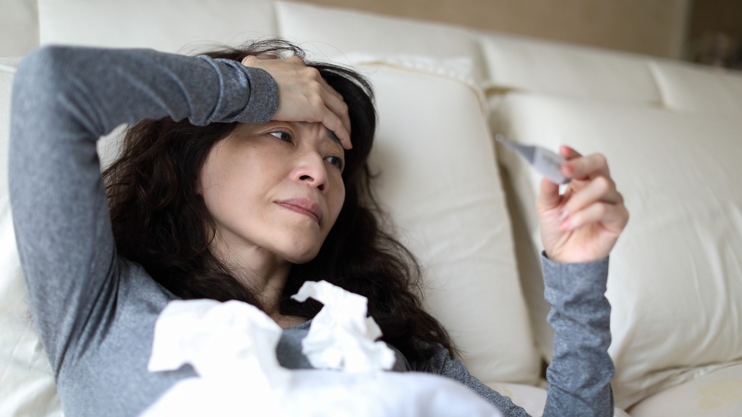 Triệu chứng bệnh sốt xuất huyết ở người lớn từ nhẹ đến nặng 1