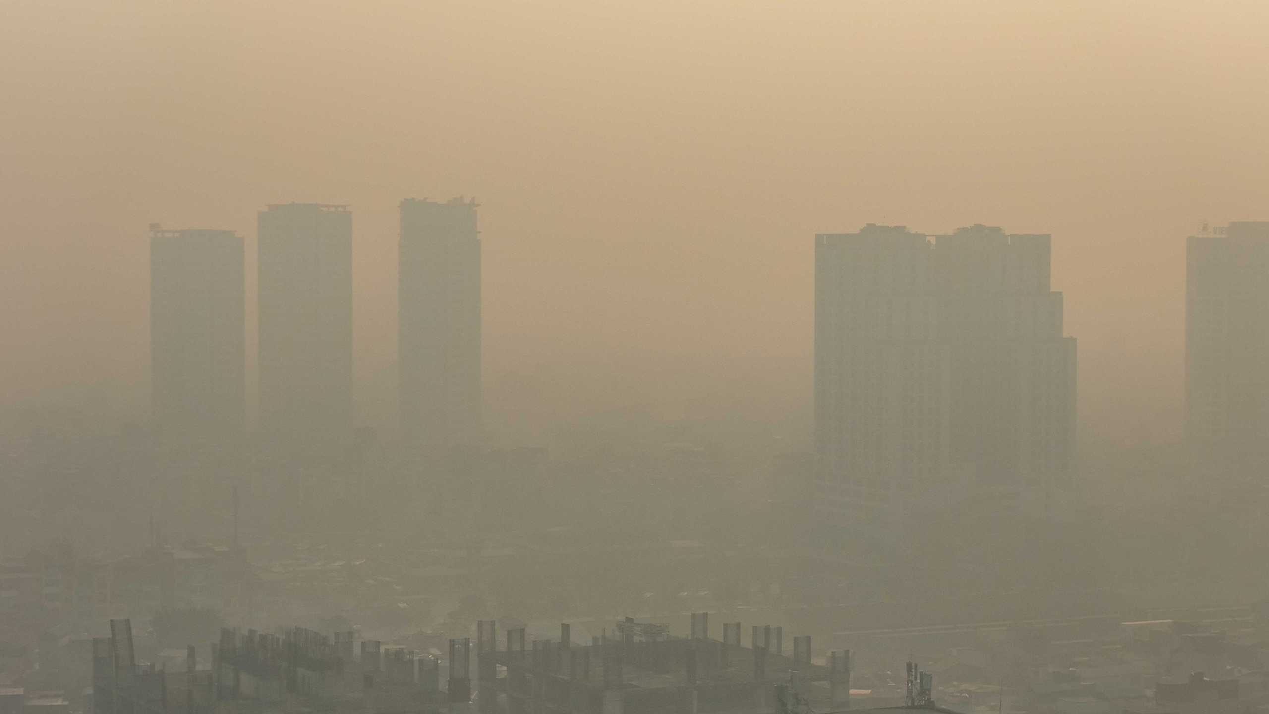 Cảnh báo tím xuất hiện tại Hà Nội: Không khí ô nhiễm nặng, chạm ngưỡng nguy hiểm cho sức khỏe