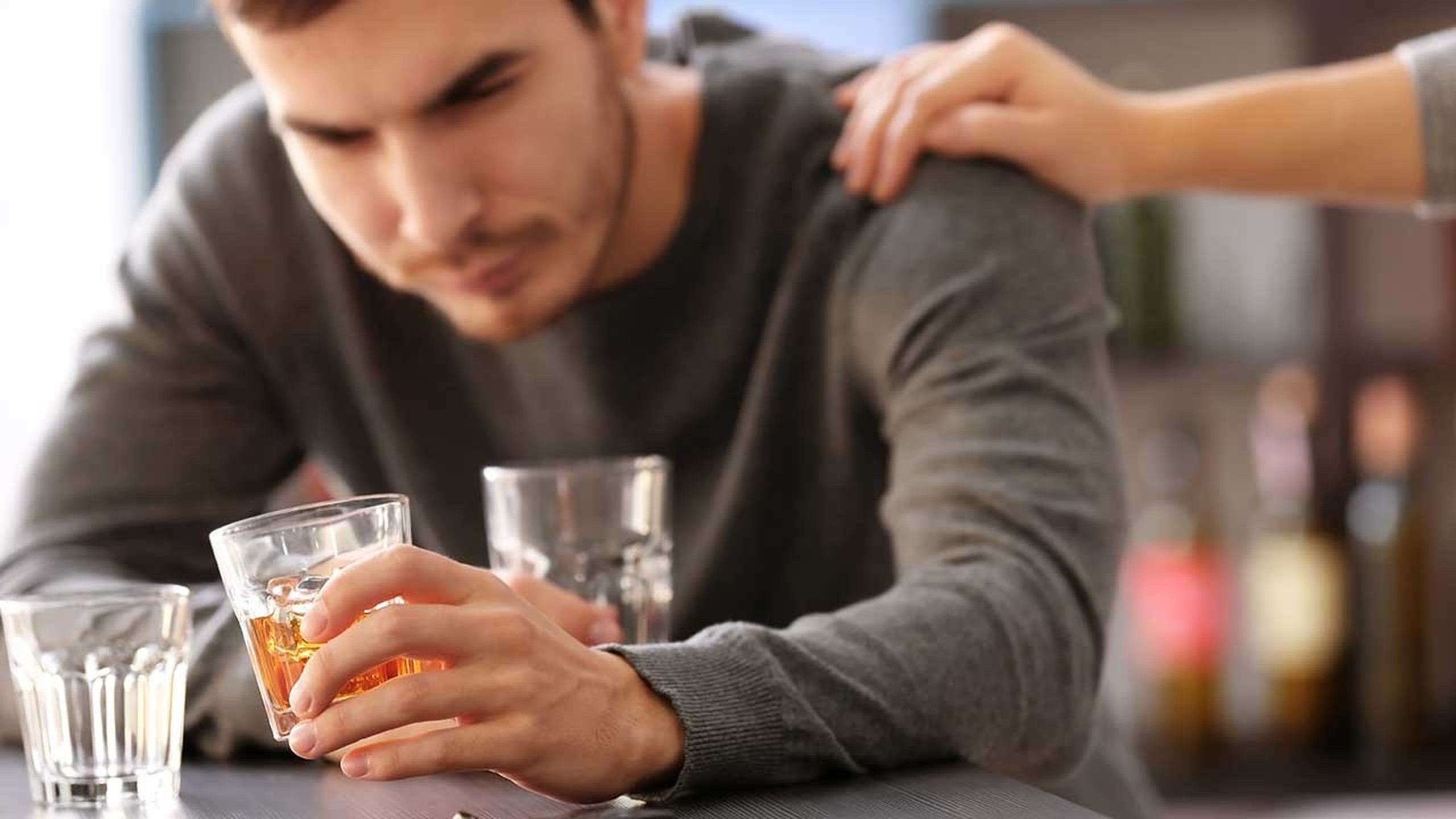 Uống rượu xong bị tê tay chân: Nguyên nhân do đâu?