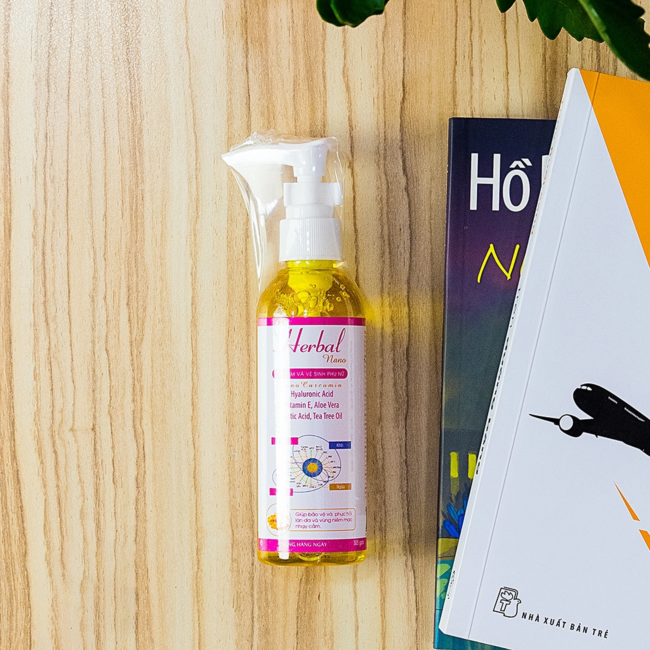 Gel vệ sinh phụ nữ Herbal Nano Vinapharma giúp vệ sinh, khử mùi, bảo vệ vùng kín (105g)