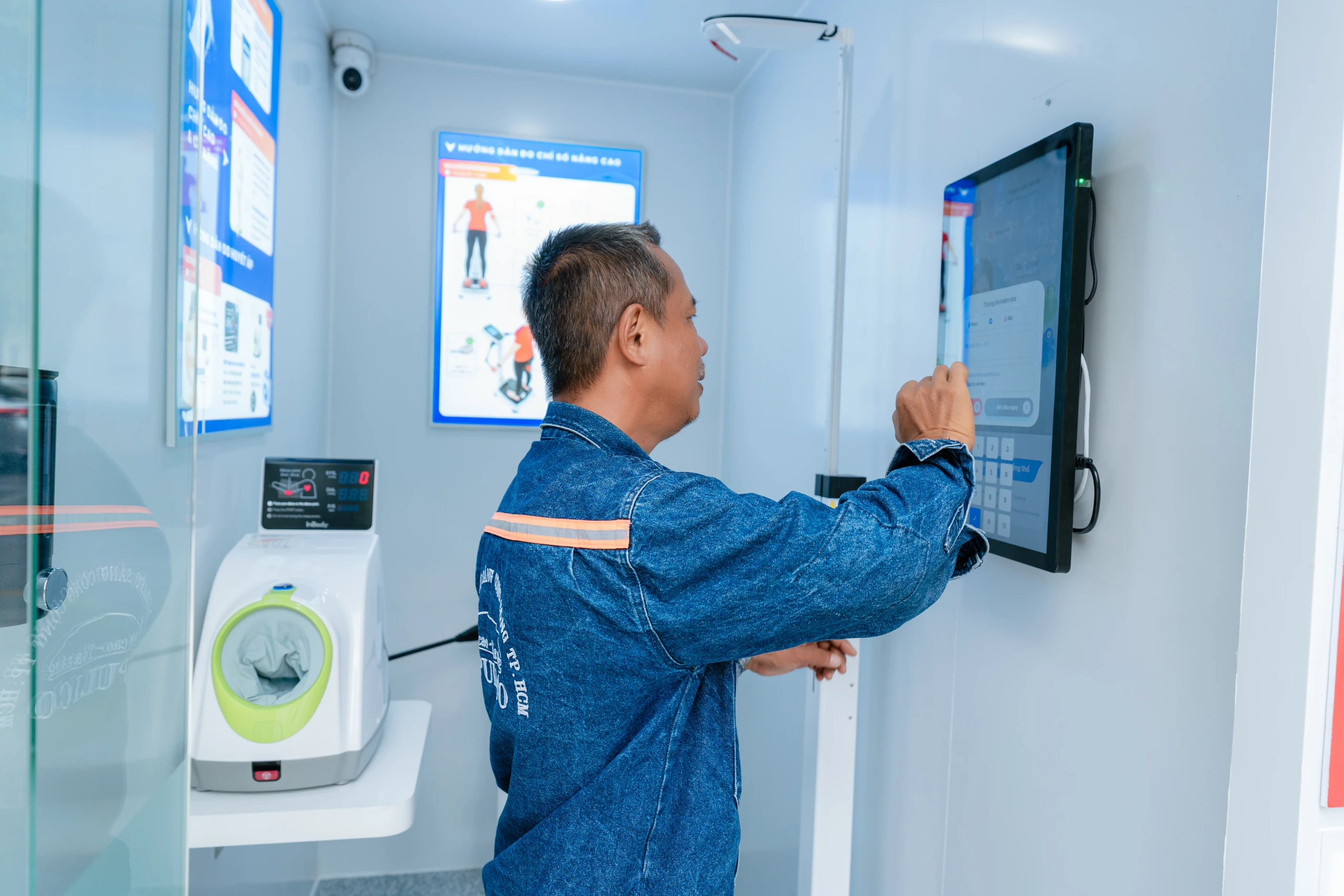 Trạm Công dân số đầu tiên tại phố đi bộ Nguyễn Huệ đưa nhiều tiện ích số đến “gần dân, sát dân” hơn
