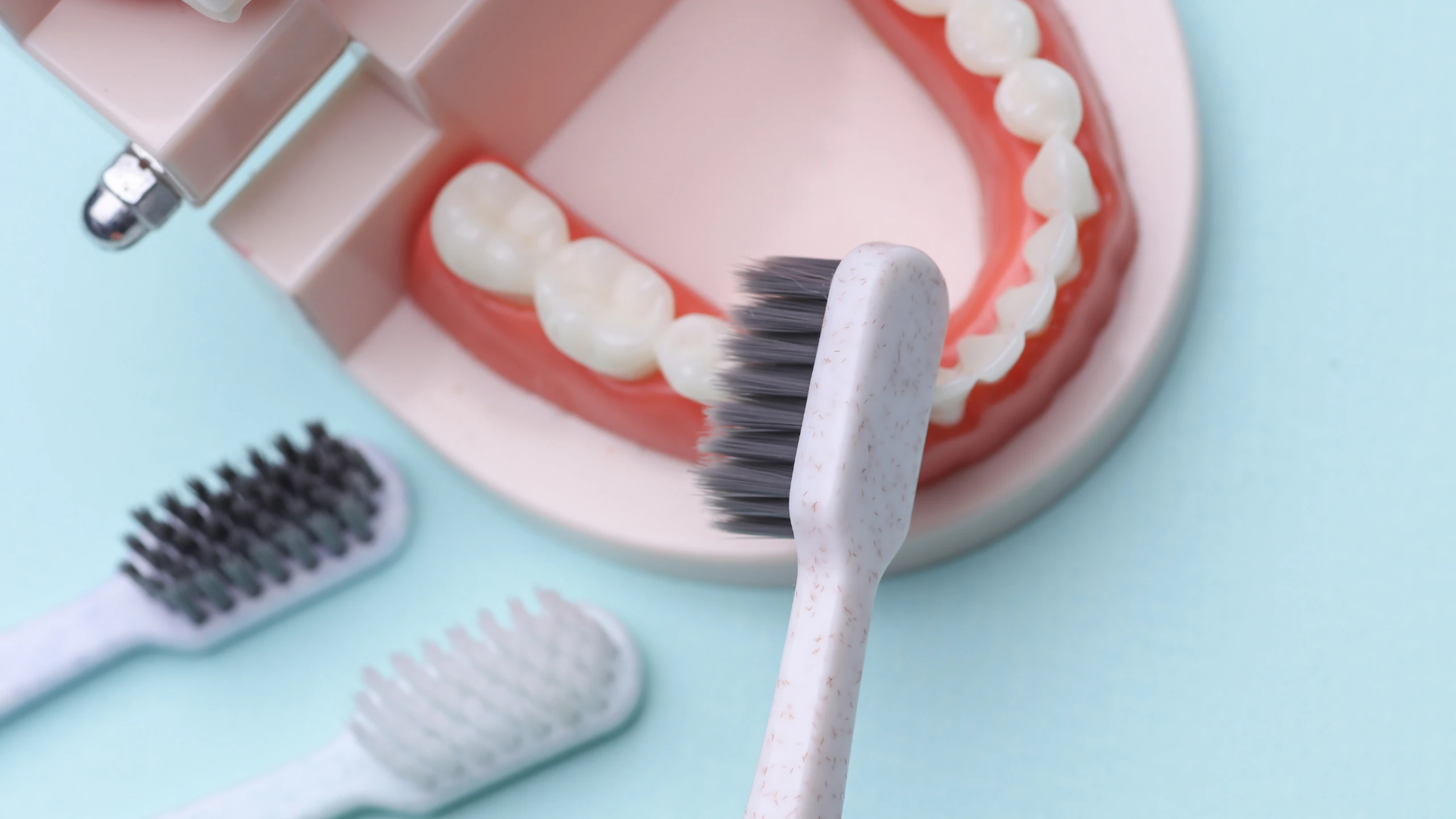 4 sai lầm khi đánh răng làm hơi thở có mùi, răng yếu đi mỗi ngày