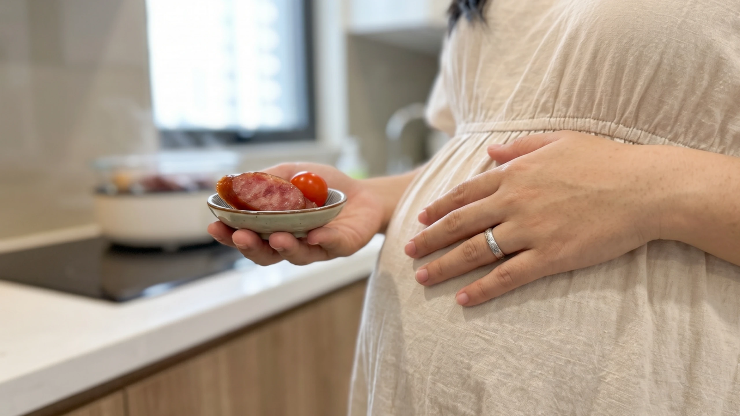 Bà bầu có ăn lạp xưởng được không? Giải đáp chi tiết và lưu ý an toàn cho mẹ và bé