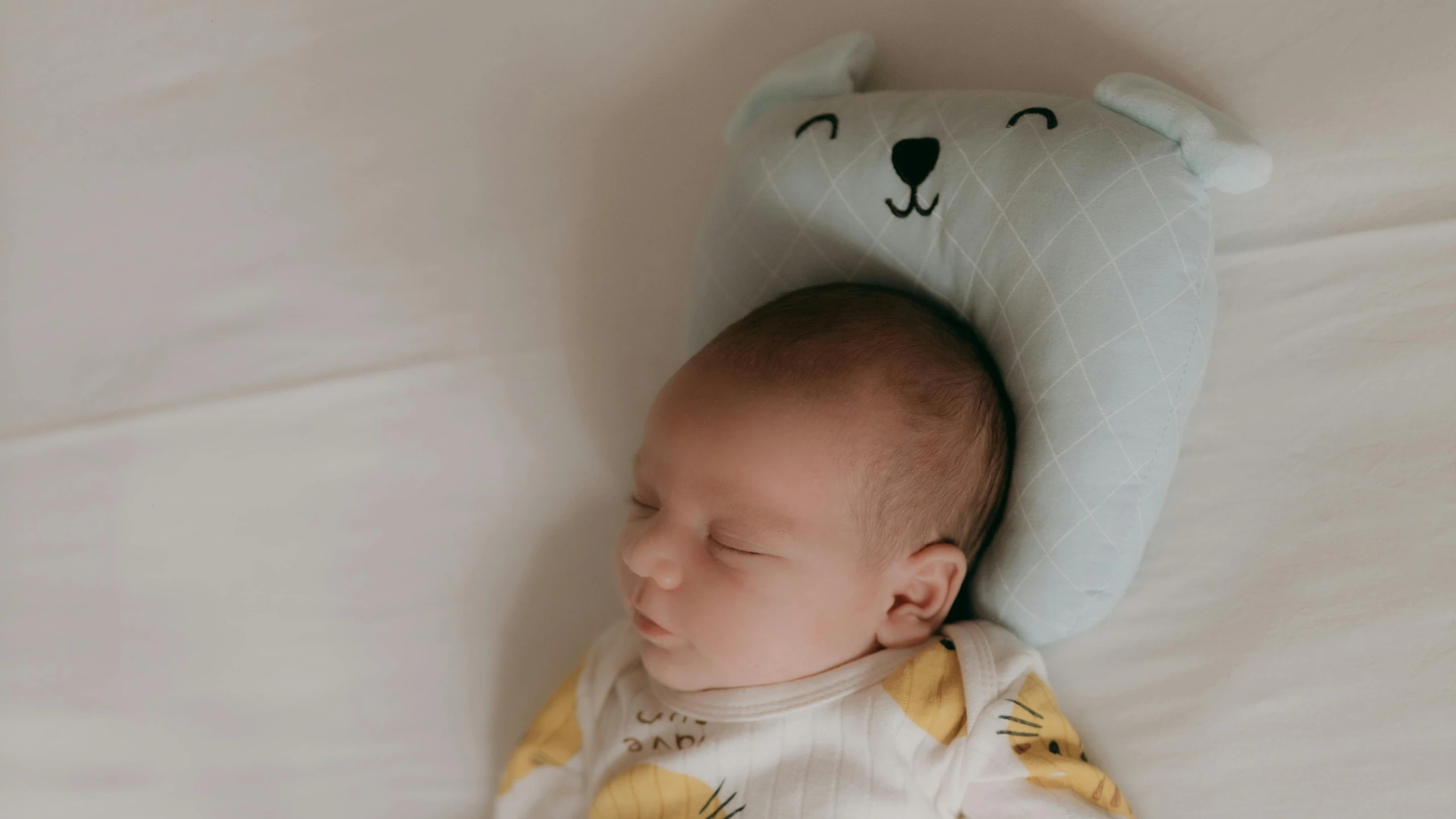 Gối chống bẹp đầu: Cách chọn và sử dụng an toàn cho bé