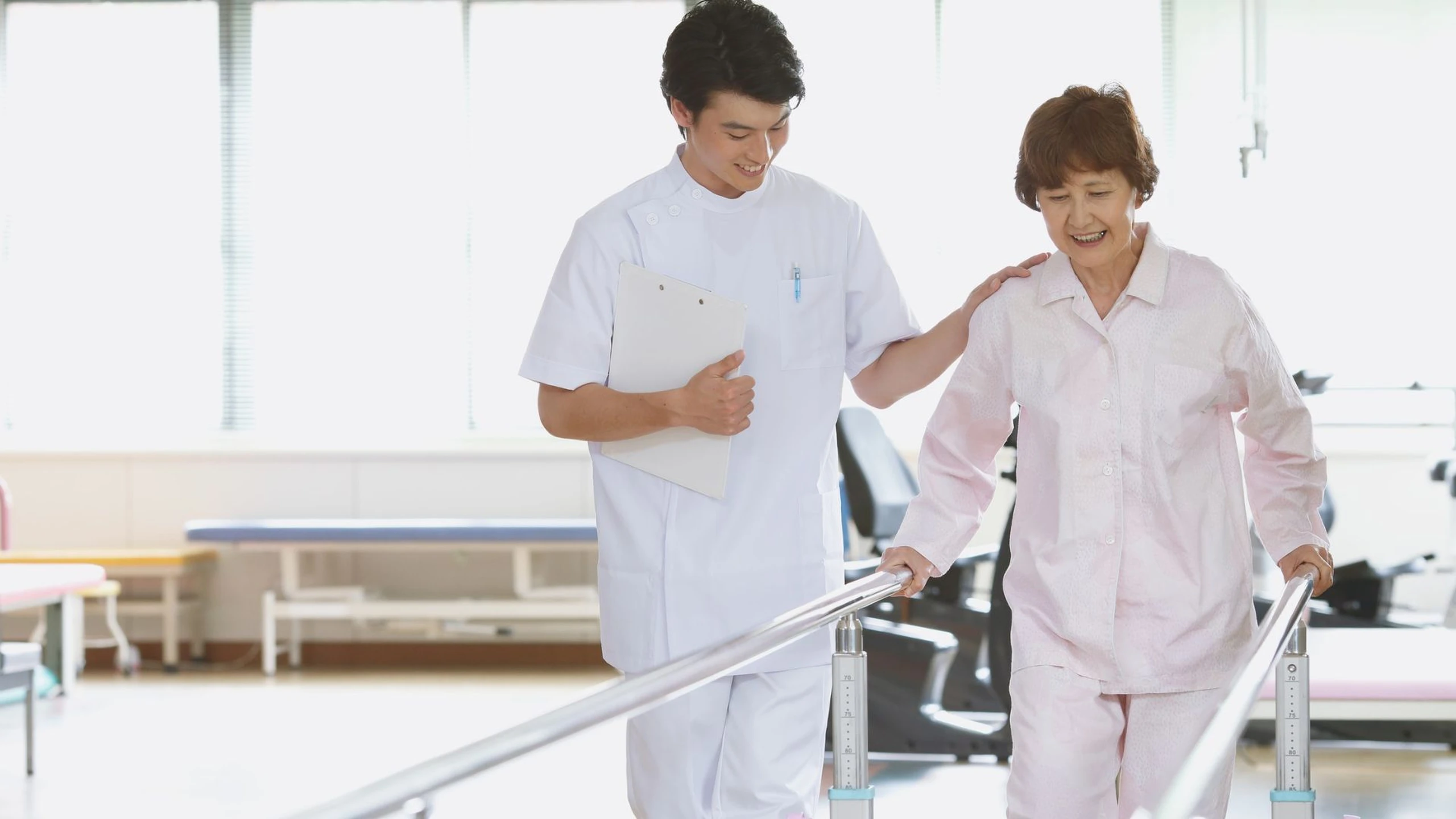 Tập đứng thăng bằng sau đột quỵ: Nỗi sợ té ngã khiến nhiều người hồi phục chậm hơn