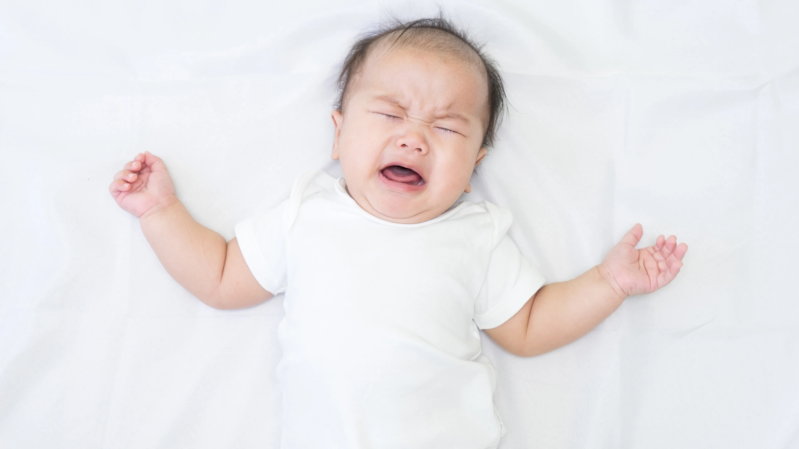 Bé 5 tháng tuổi hay ưỡn người và những điều cần biết