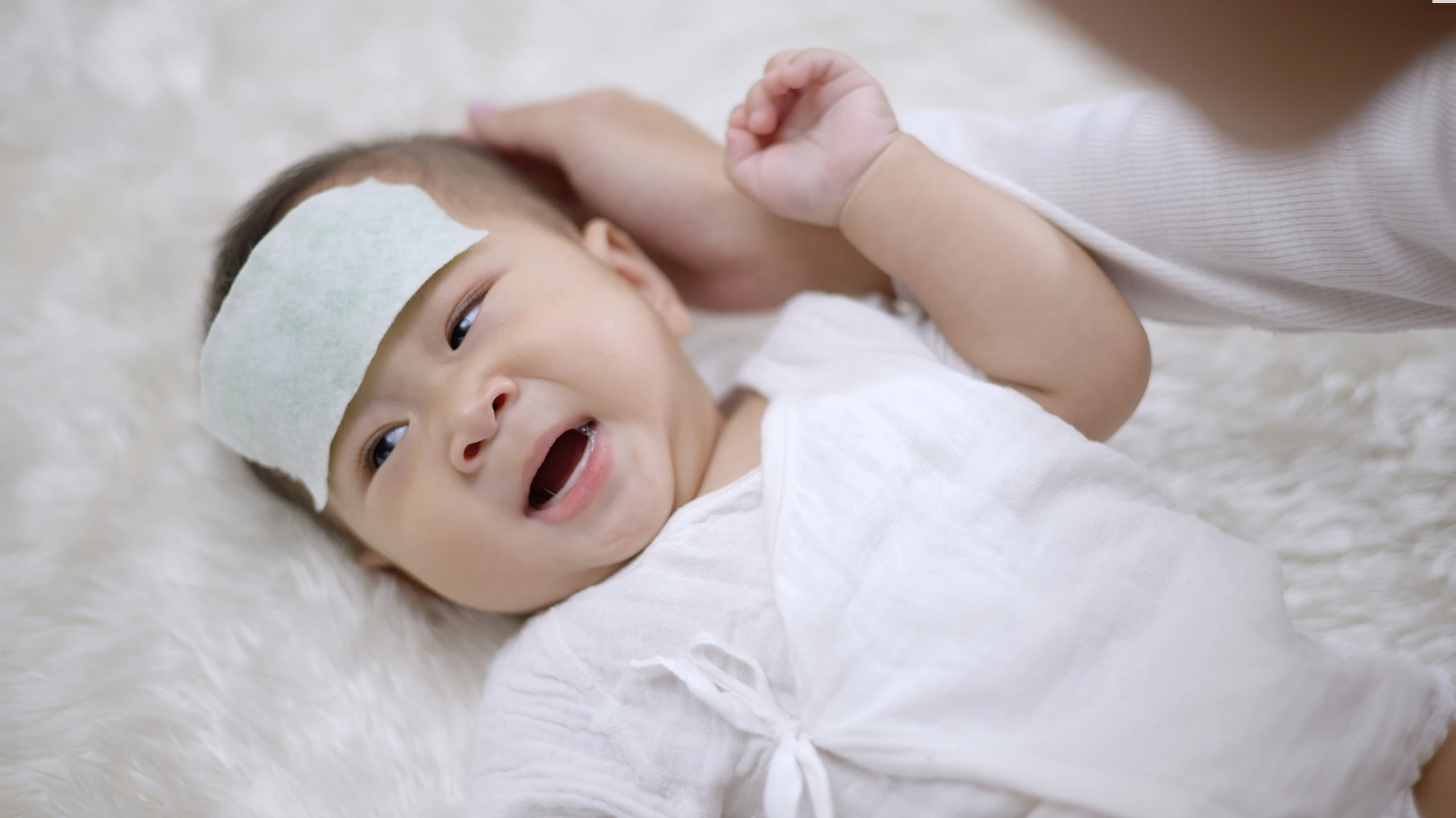 Bé bị sốt đang uống kháng sinh có tiêm phòng được không? 1