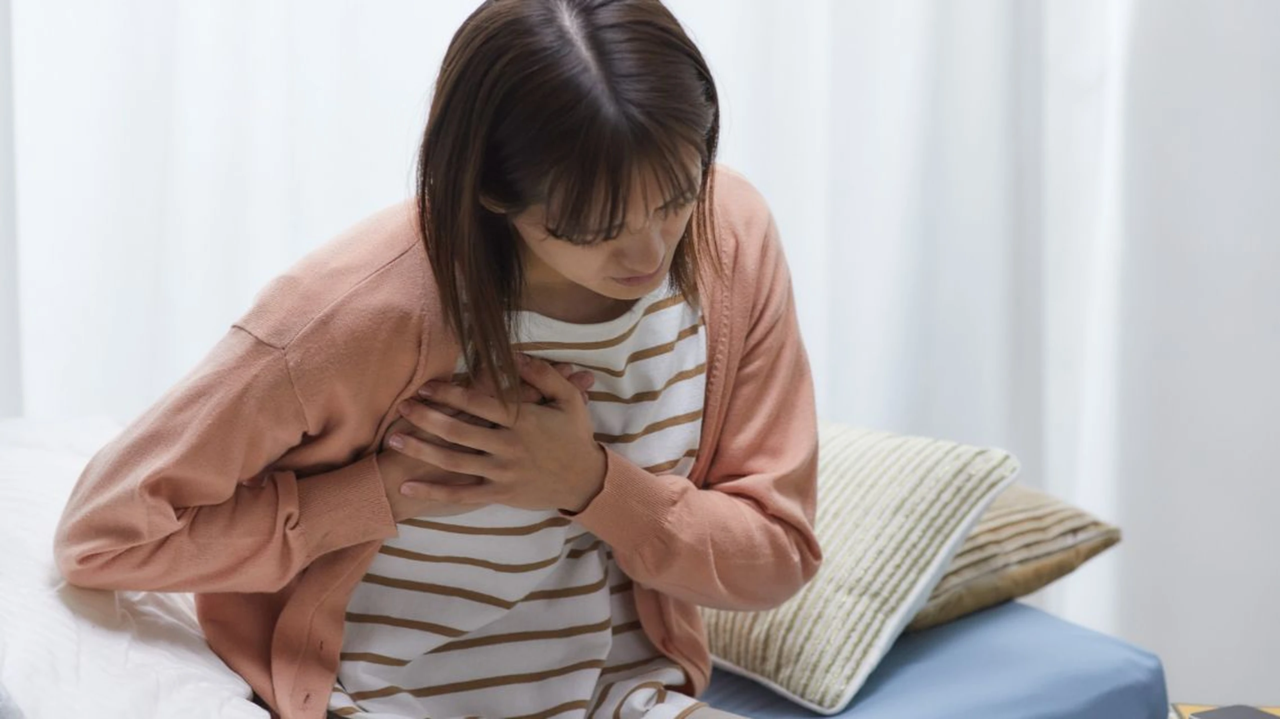 Bị ép tim khó thở nên làm gì? Cách xử lý nhanh và an toàn tại nhà 