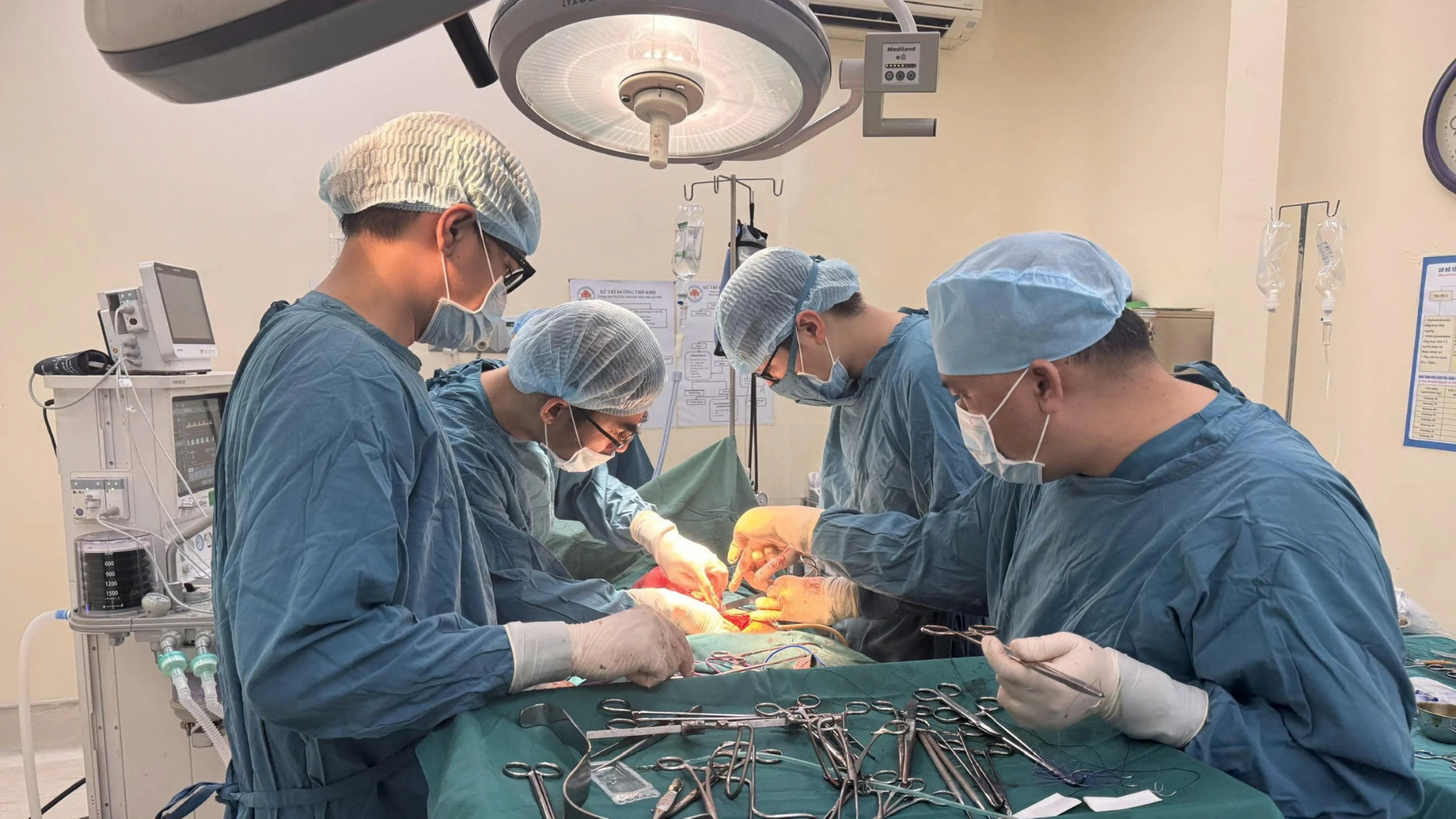 Ca mổ cắt bàng quang tận gốc kèm chuyển lưu nước tiểu theo phương pháp Bricker kéo dài hơn 6 giờ