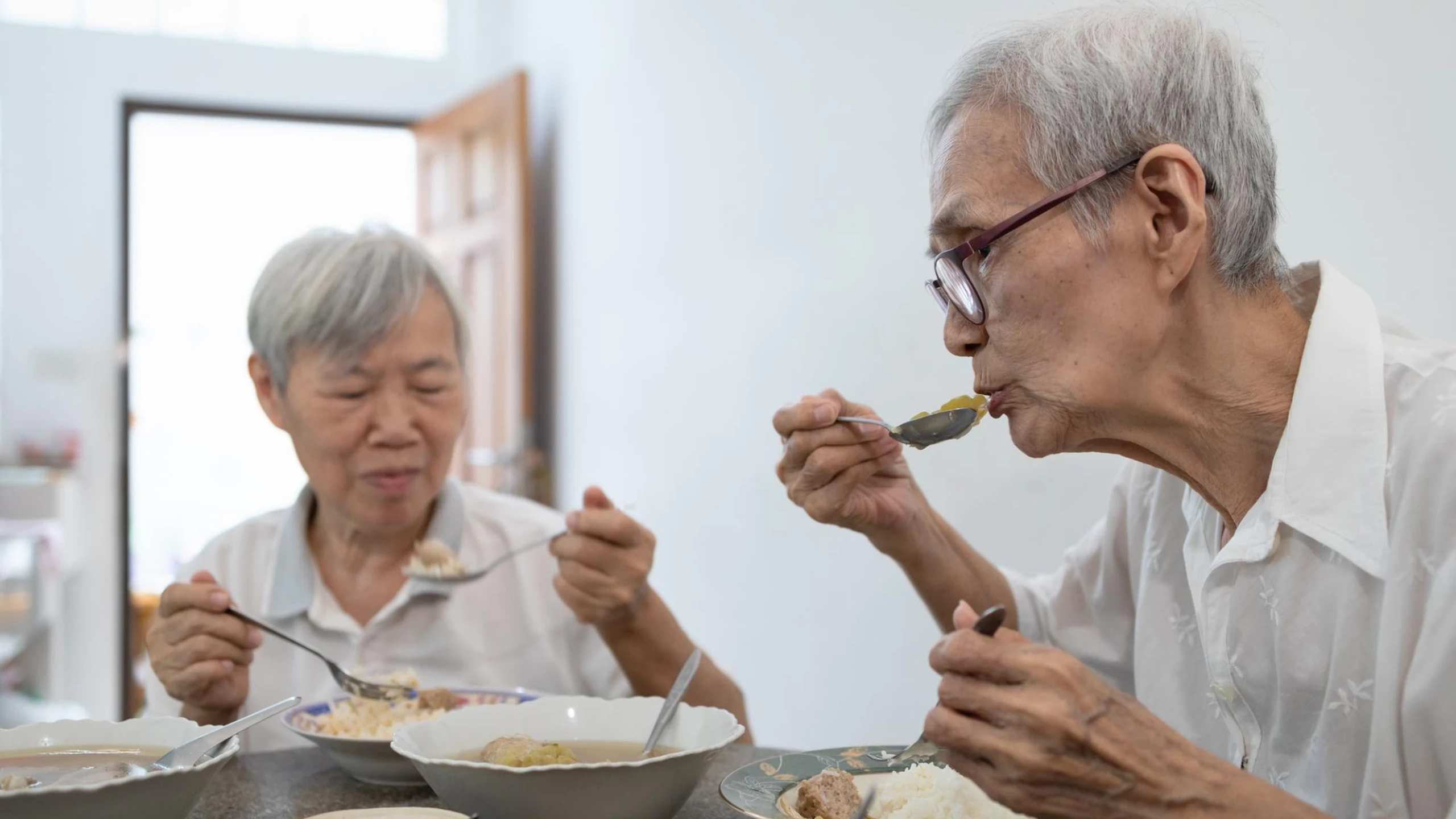 Cho ăn người nuốt khó sau đột quỵ: Đúng tư thế, đúng cách để giảm nguy cơ sặc