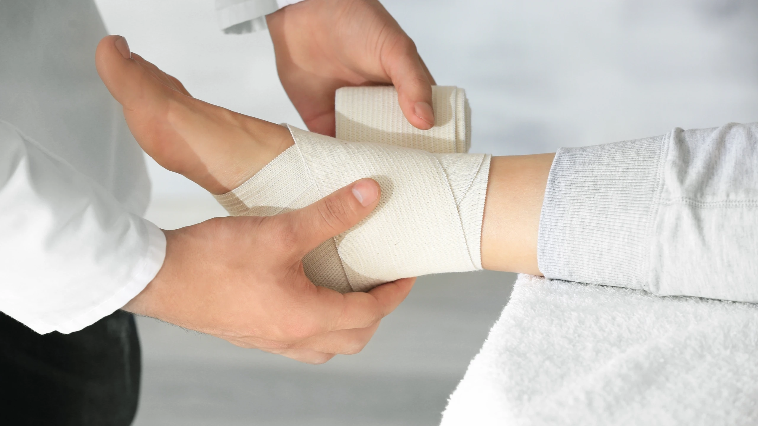 Công dụng của băng cổ chân khi chấn thương và vận động