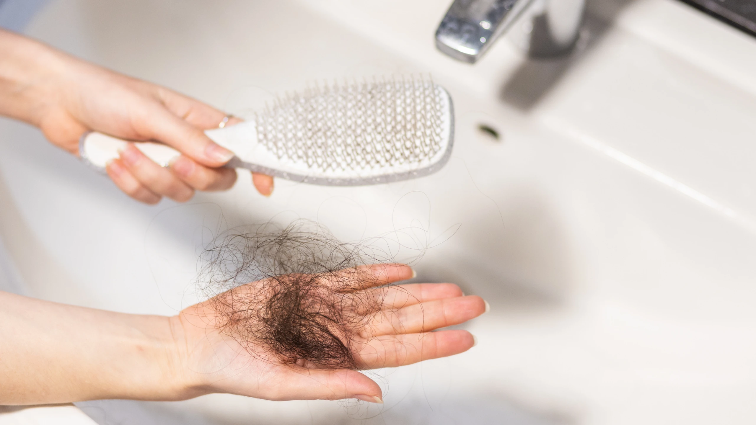 Cứ mỗi lần gội đầu là tóc rụng cả nắm thì cứ áp dụng 5 cách này