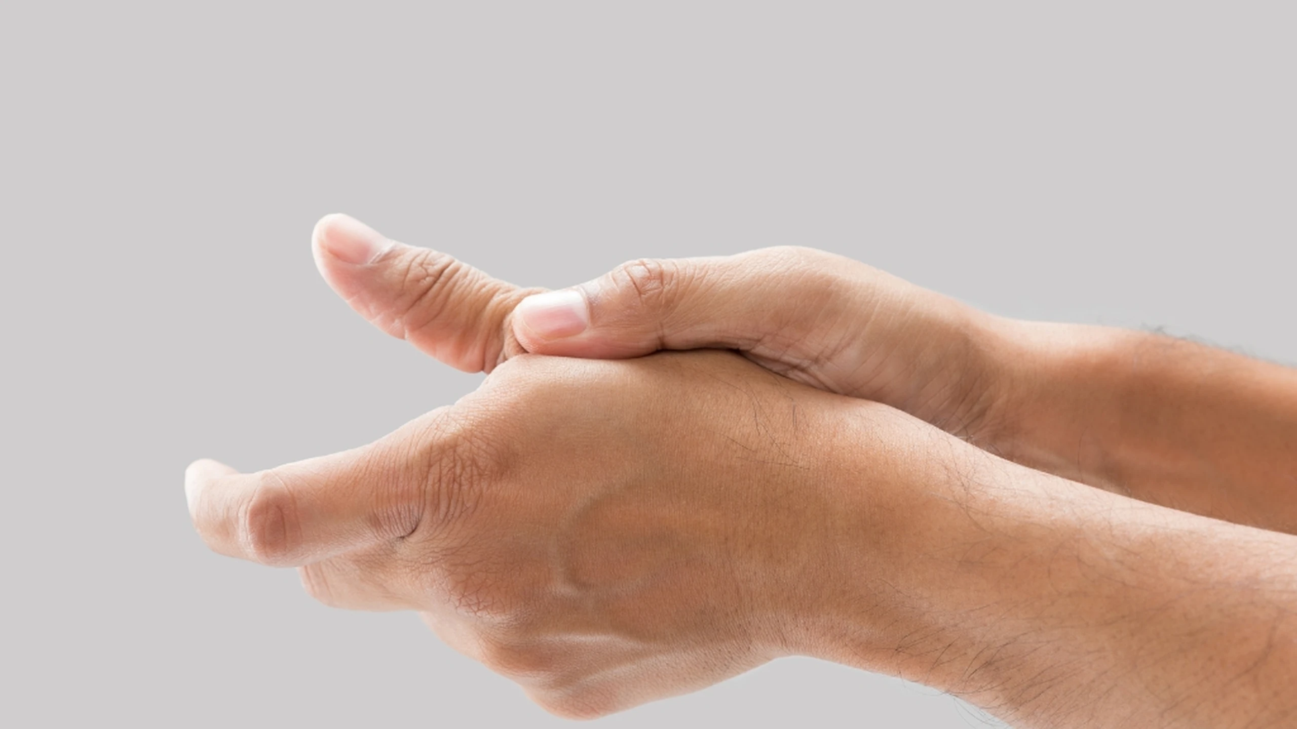 Cứng khớp ngón tay cái: Dấu hiệu, nguyên nhân và cách điều trị 