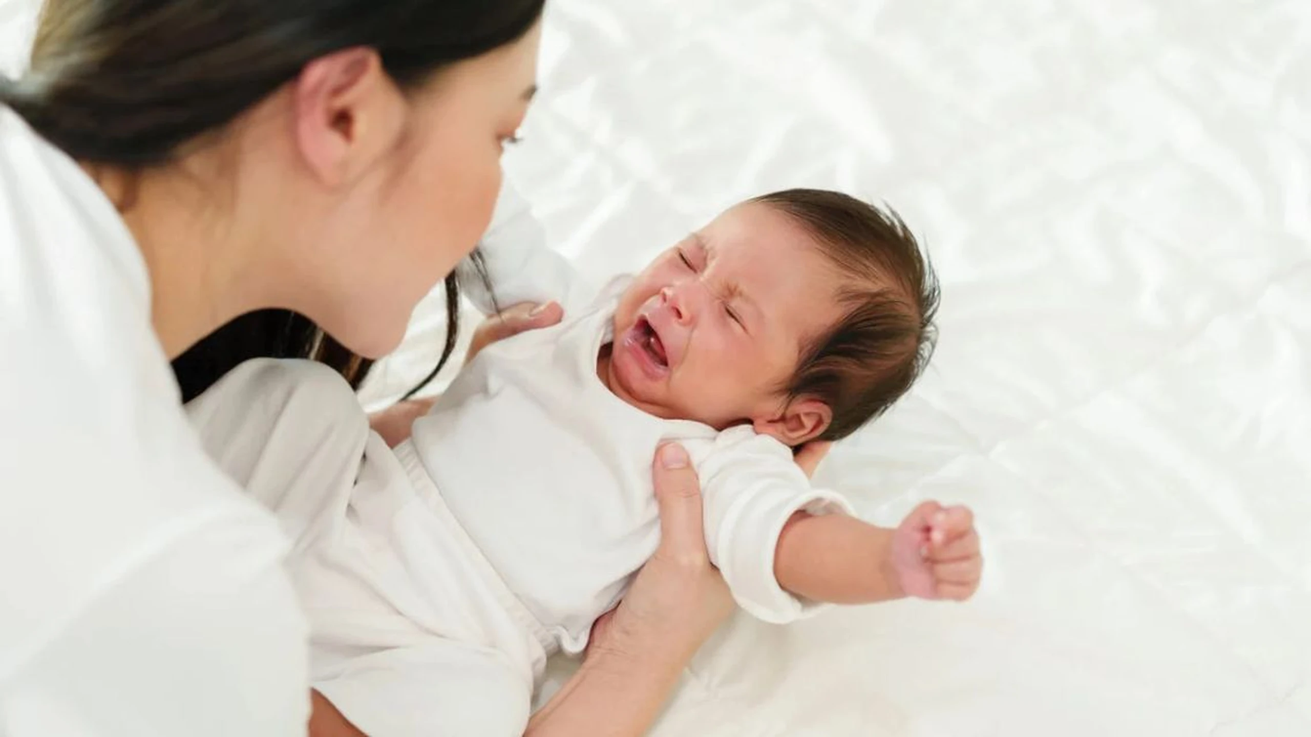 Dấu hiệu em bé đang đói: 8 biểu hiện mẹ nên nhận biết sớm