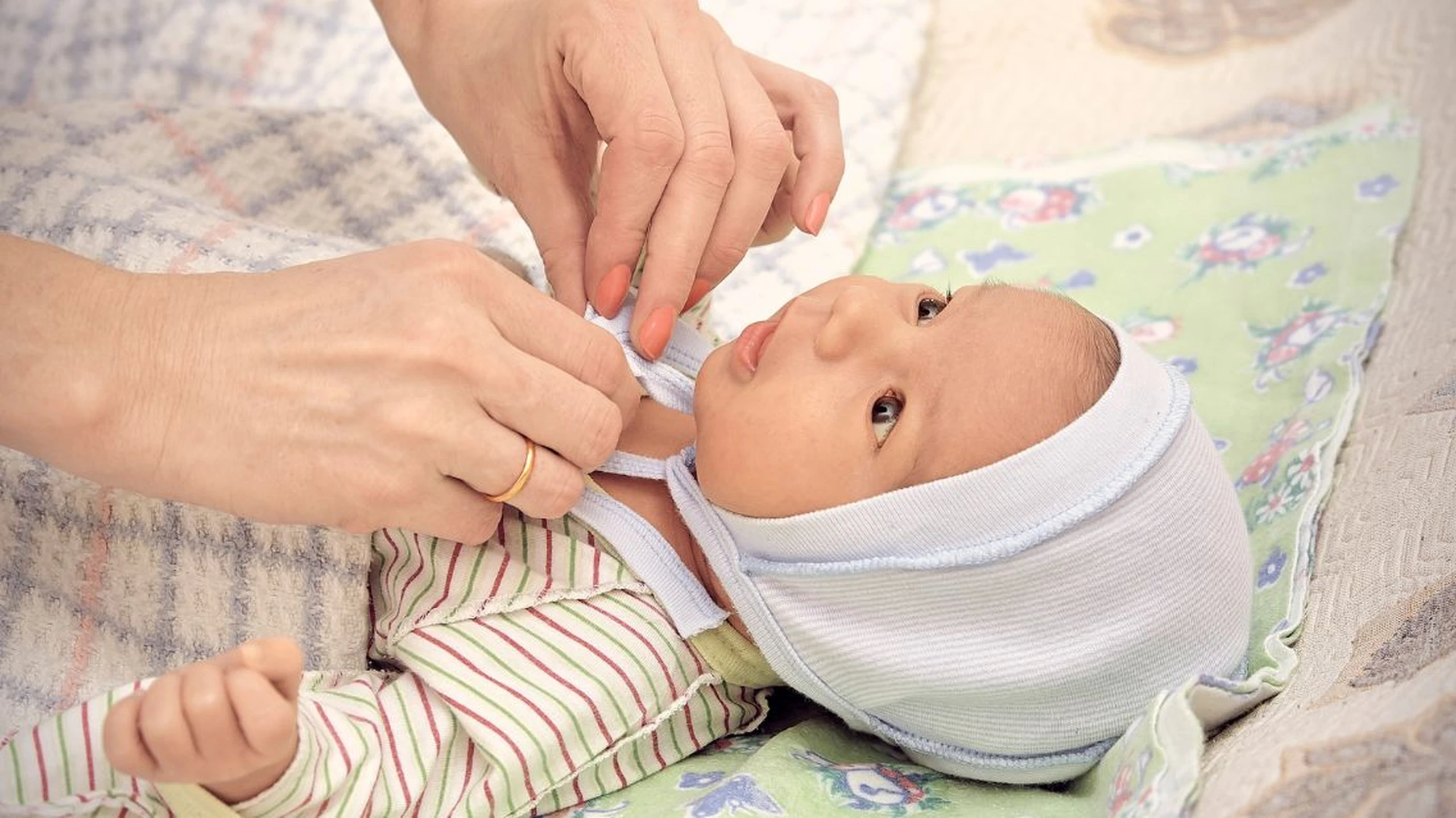 Nên đội mũ cho trẻ sơ sinh đến khi nào? Cách giữ ấm đầu cho bé đúng cách 