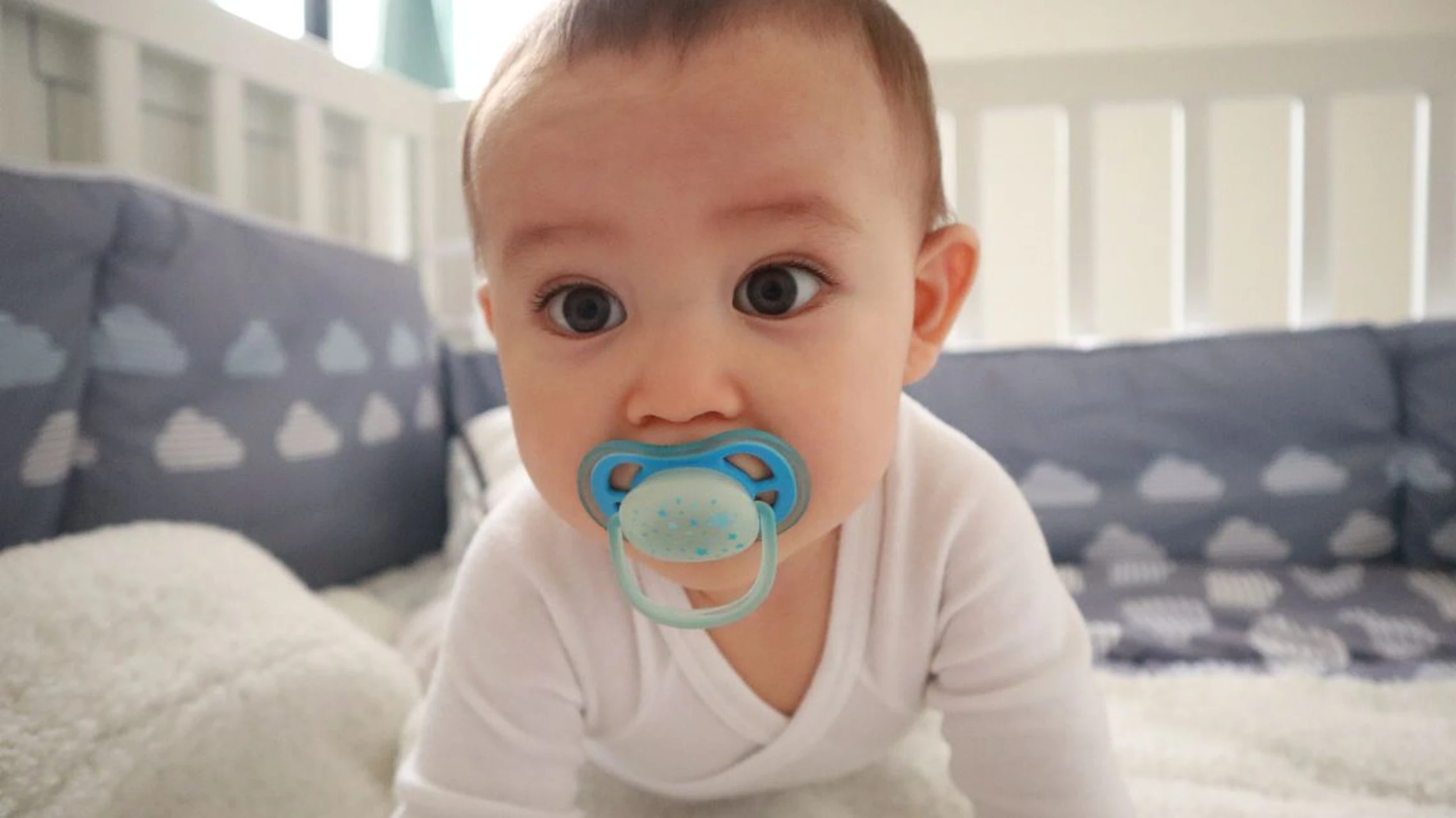 Ngậm ti giả có bị hô không? Các yếu tố làm tăng nguy cơ hô khi ngậm ti giả