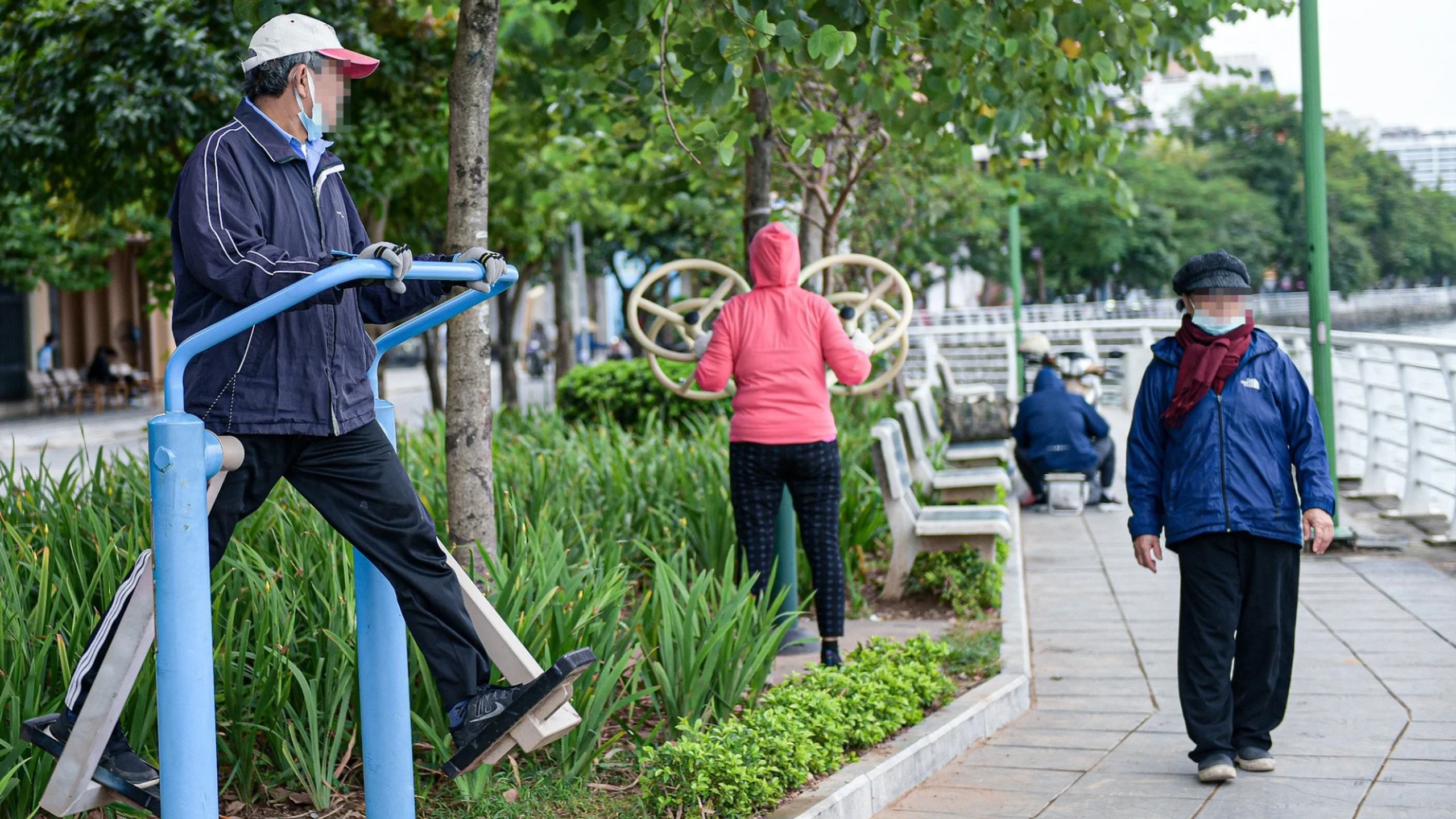 Người cao tuổi có khả năng thích nghi kém hơn, do đó nên tránh thay đổi nhiệt độ môi trường quá nhanh
