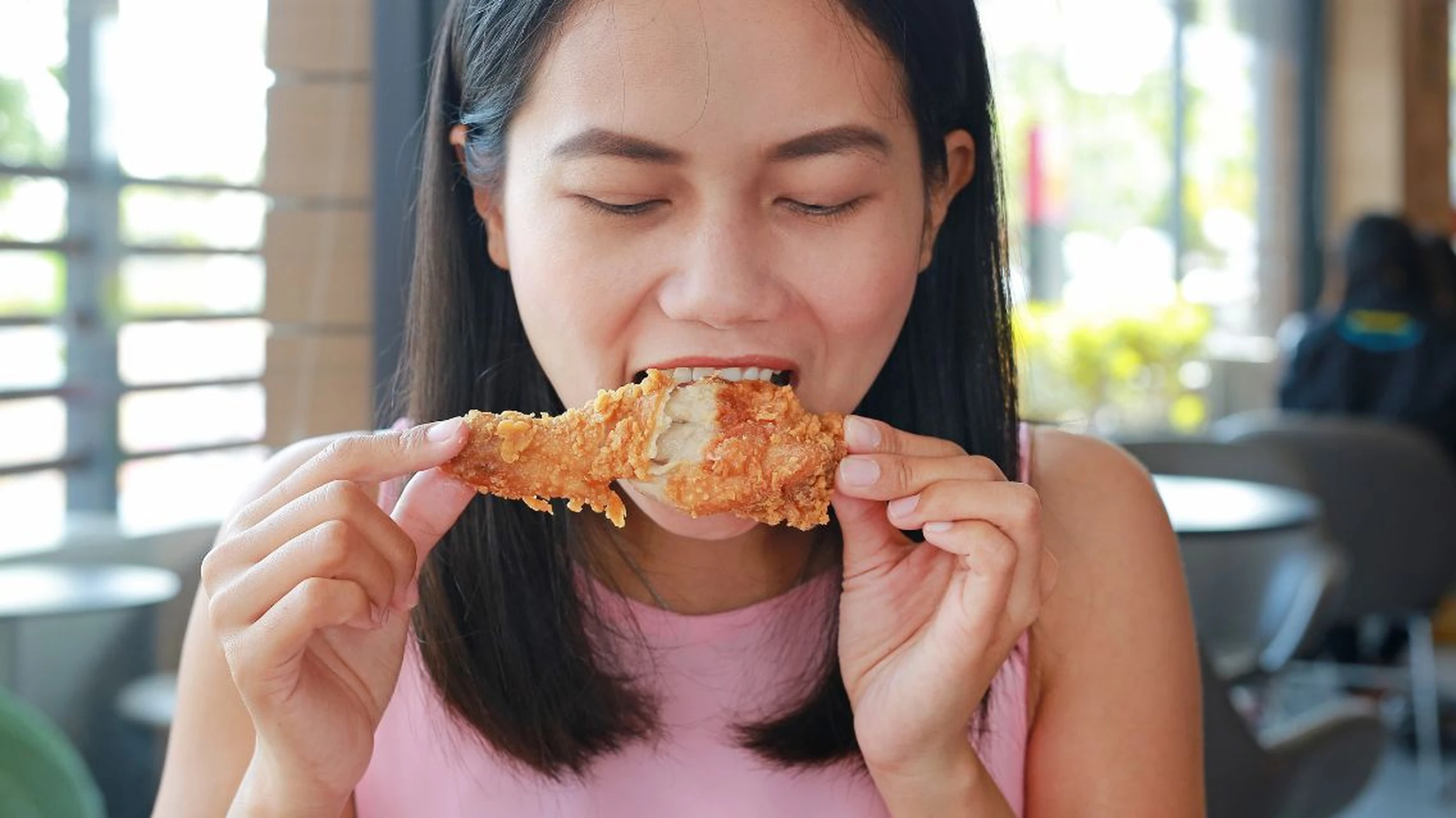 Nhổ răng khôn ăn thịt gà được không? Cách ăn uống để nhanh phục hồi