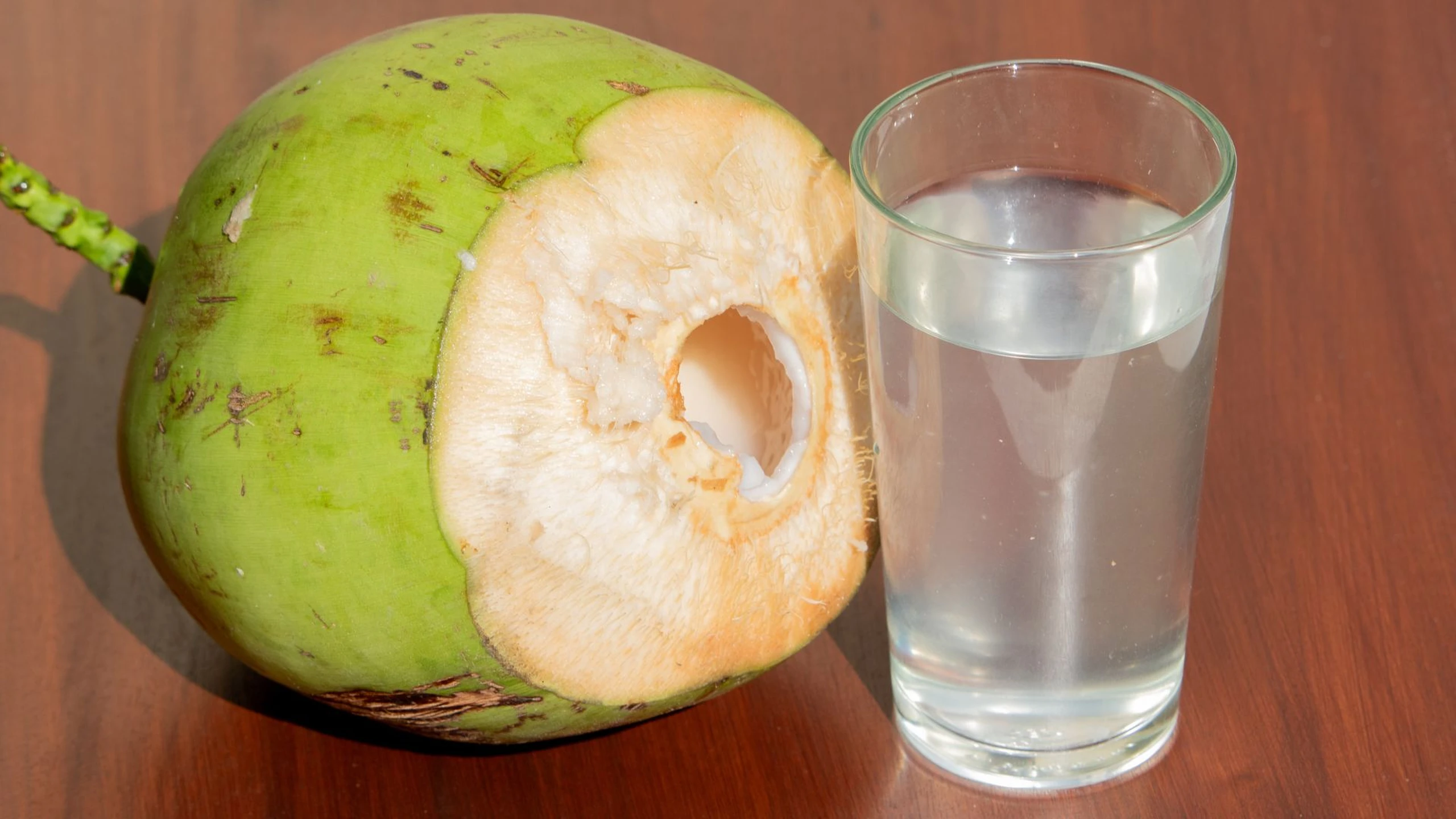 Nước dừa tốt cho tuyến giáp đúng không? Giải đáp từ góc nhìn y khoa