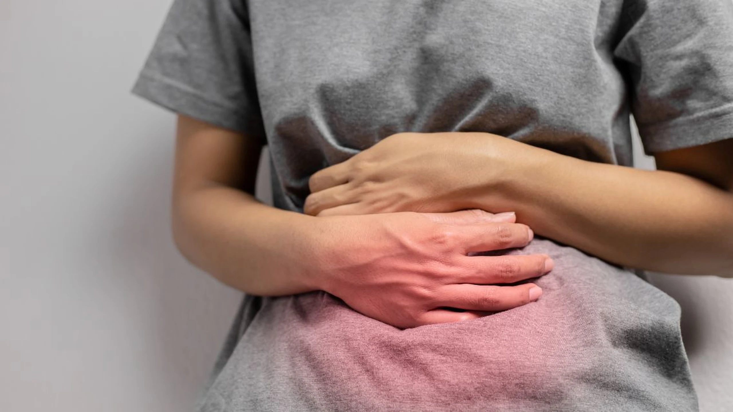 Sau sinh mổ bị đau bụng trên rốn có nguy hiểm không? Cần làm gì?