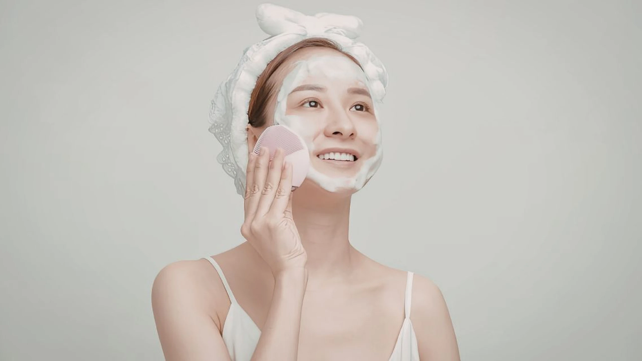 Sữa rửa mặt có làm trắng da không? Hiểu đúng công dụng và cách chăm sóc da sáng khỏe