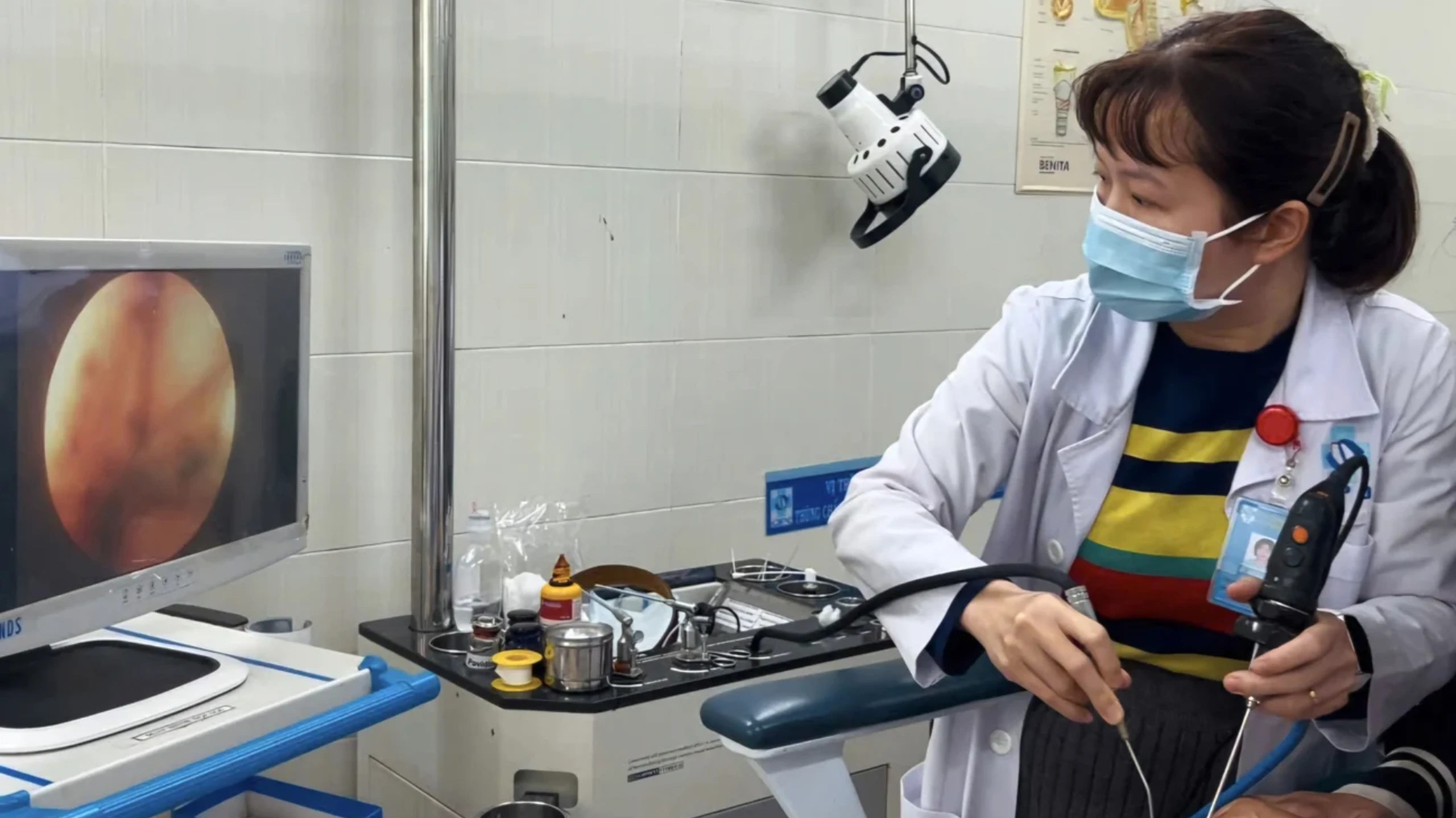 Tắm suối, bé trai 30 tháng tuổi ở Quảng Ngãi bị vắt chui vào mũi