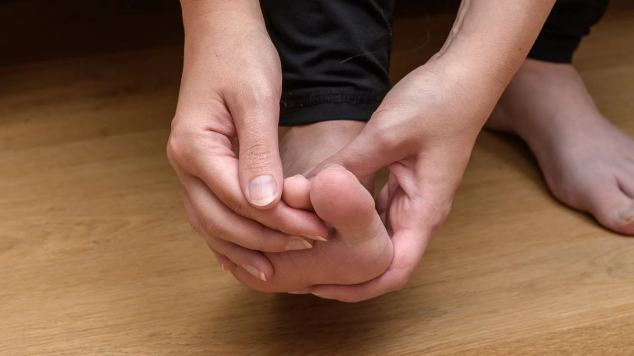 Tê đầu ngón chân là dấu hiệu bệnh gì? Nguyên nhân và cách khắc phục