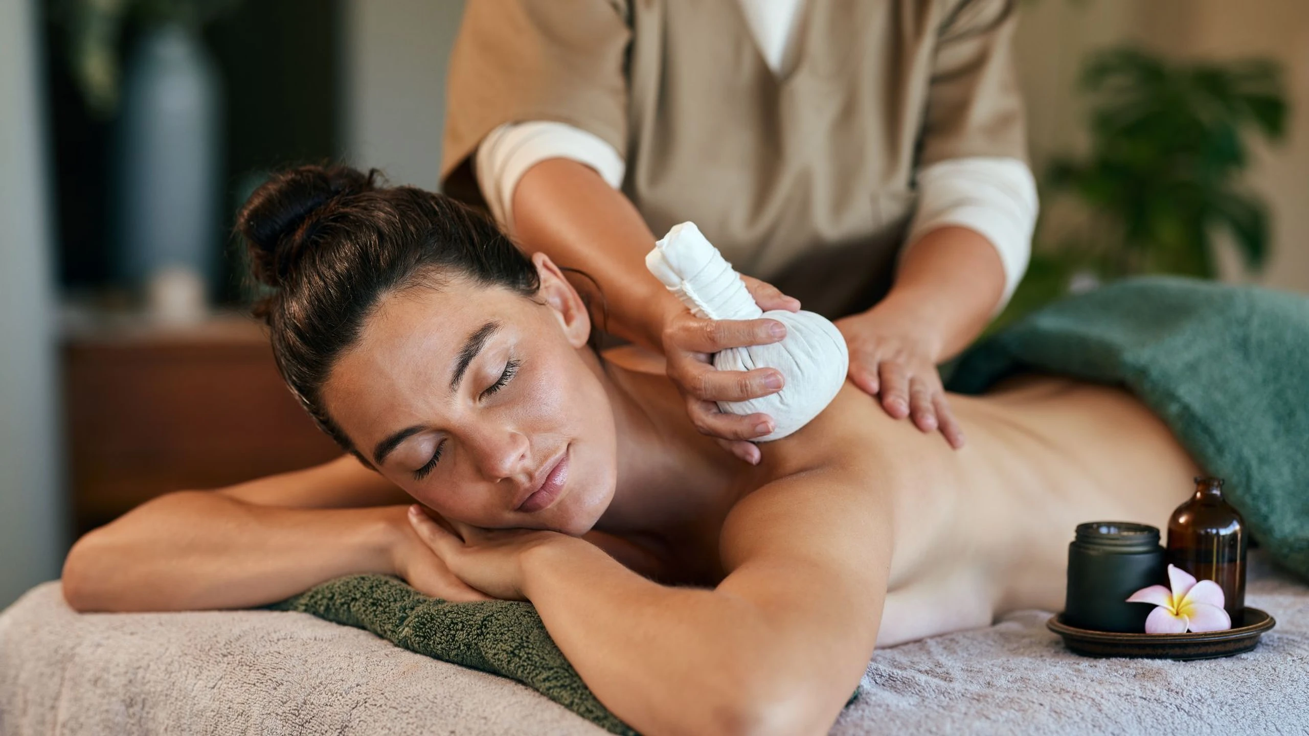 Thế nào là massage thảo dược? Những tác dụng của massage thảo dược là gì?