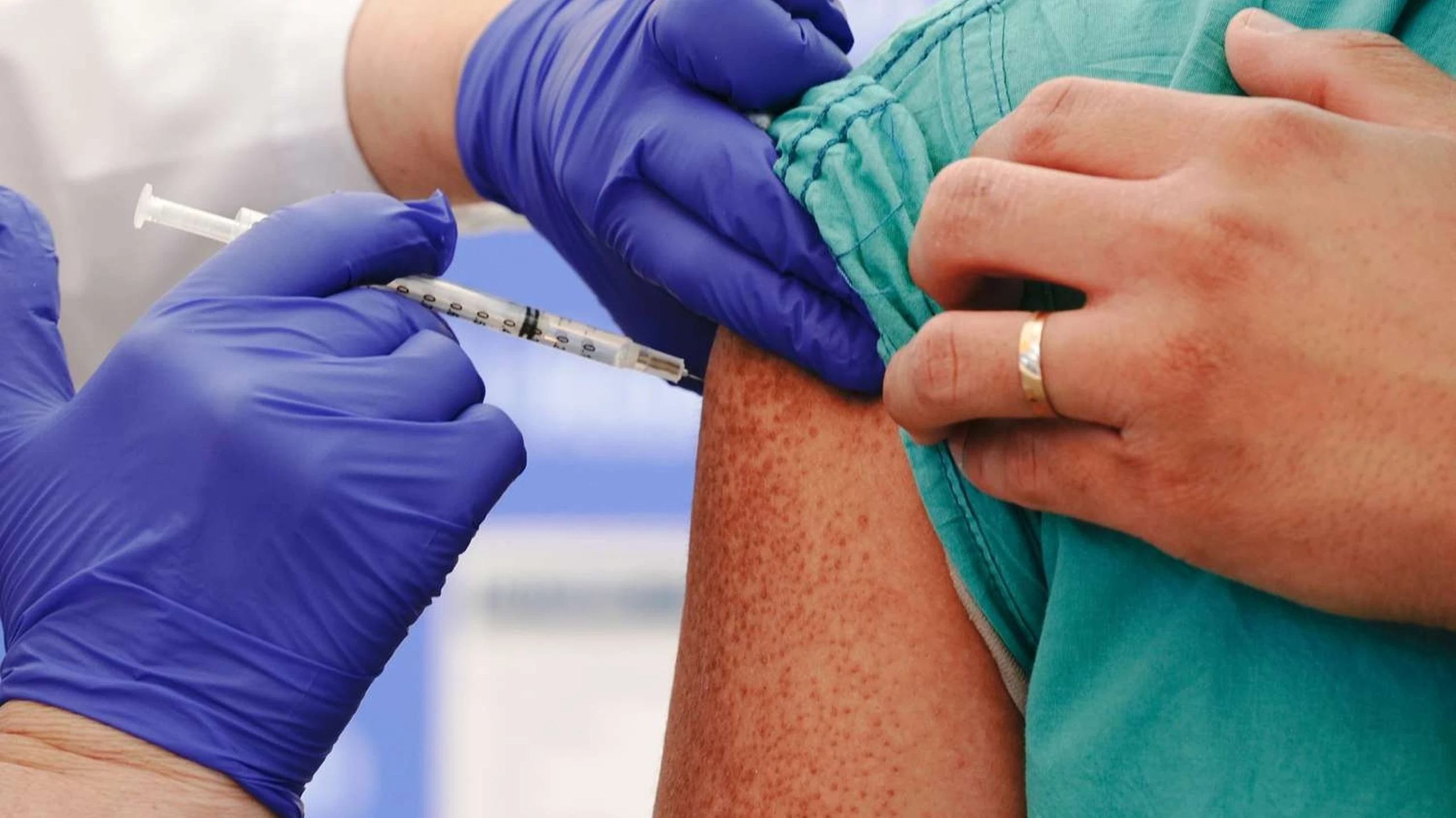 Tiêm vắc xin nên tiêm tay nào? Những lưu ý cần biết khi tiêm vắc xin