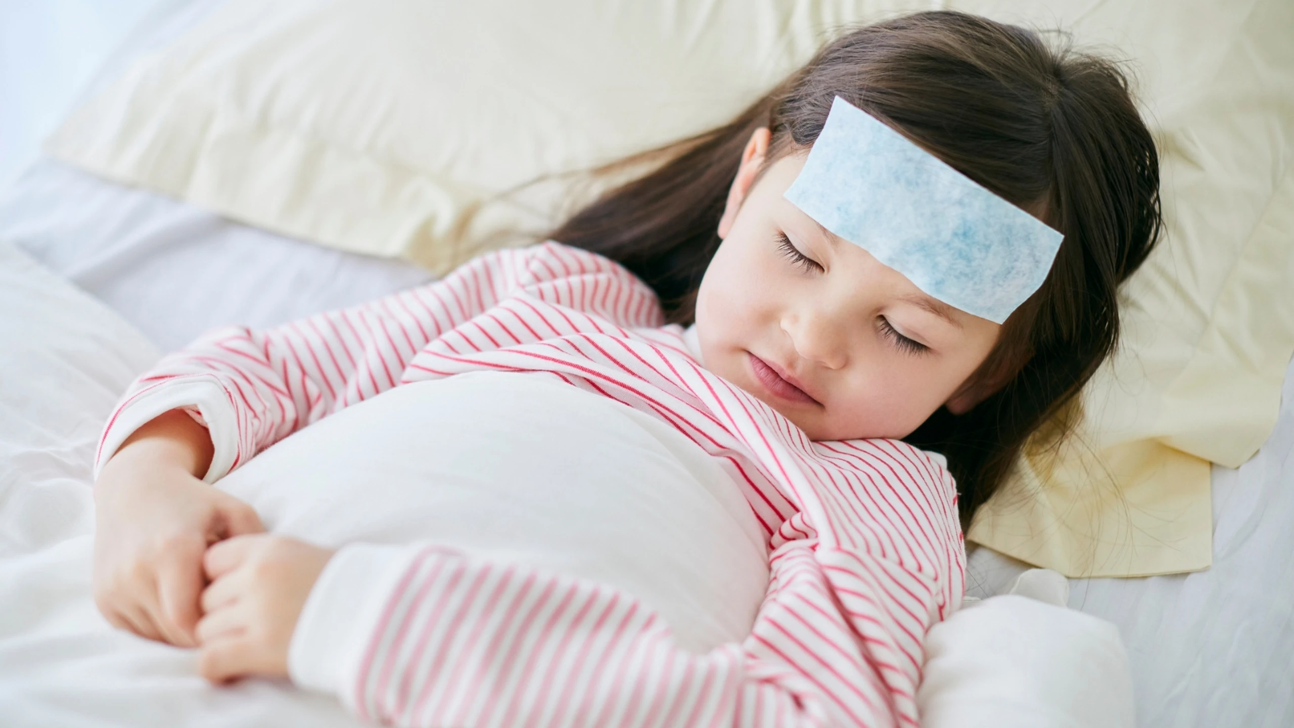 Trẻ cứ 4 tiếng sốt 1 lần: Nguyên nhân do đâu? Có nguy hiểm không?