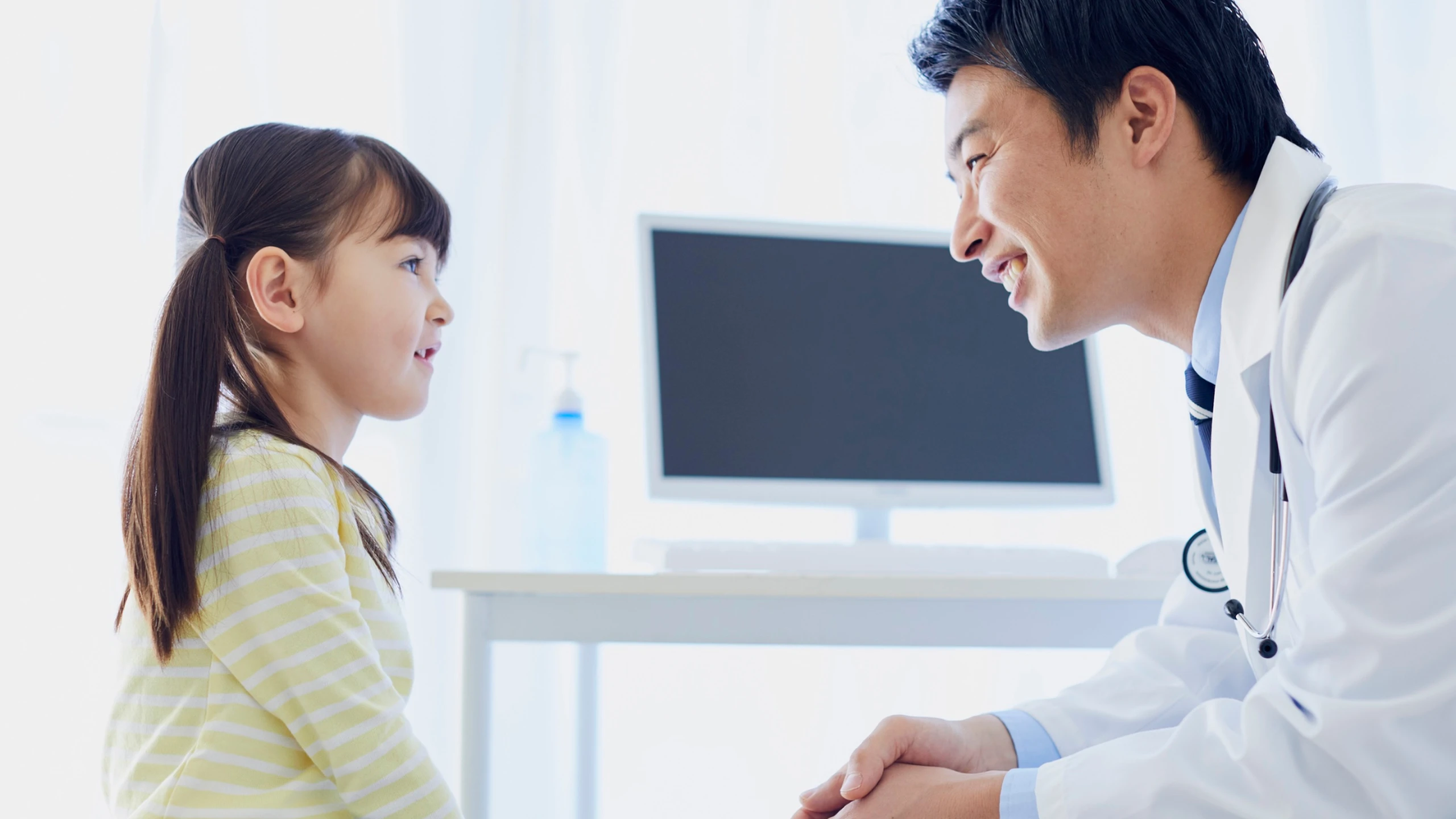 Trẻ đang uống kháng sinh có tiêm phòng được không​? Những lưu ý cần biết