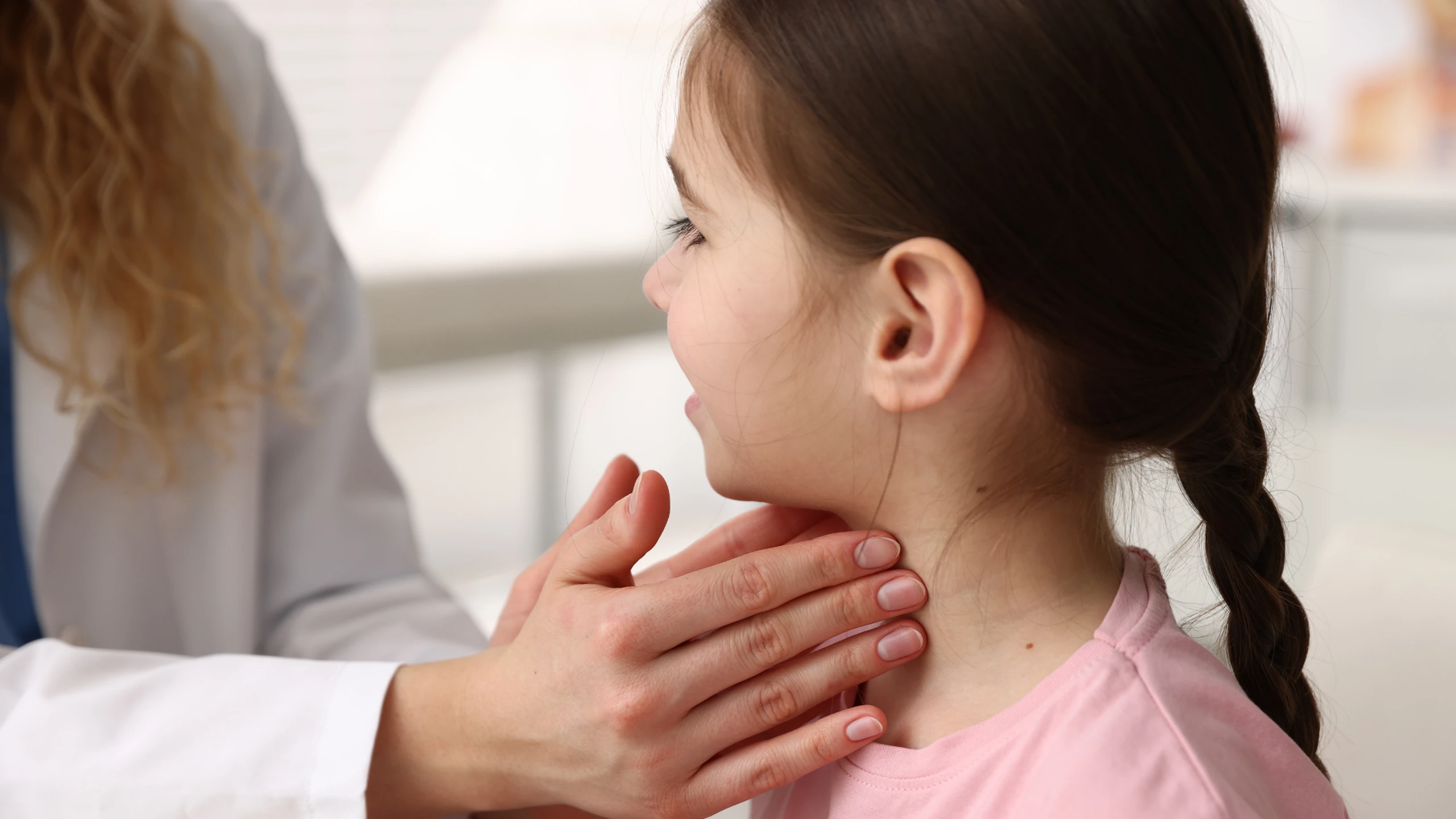 Trẻ em bị nhân tuyến giáp có nguy hiểm không? Điều trị như thế nào?