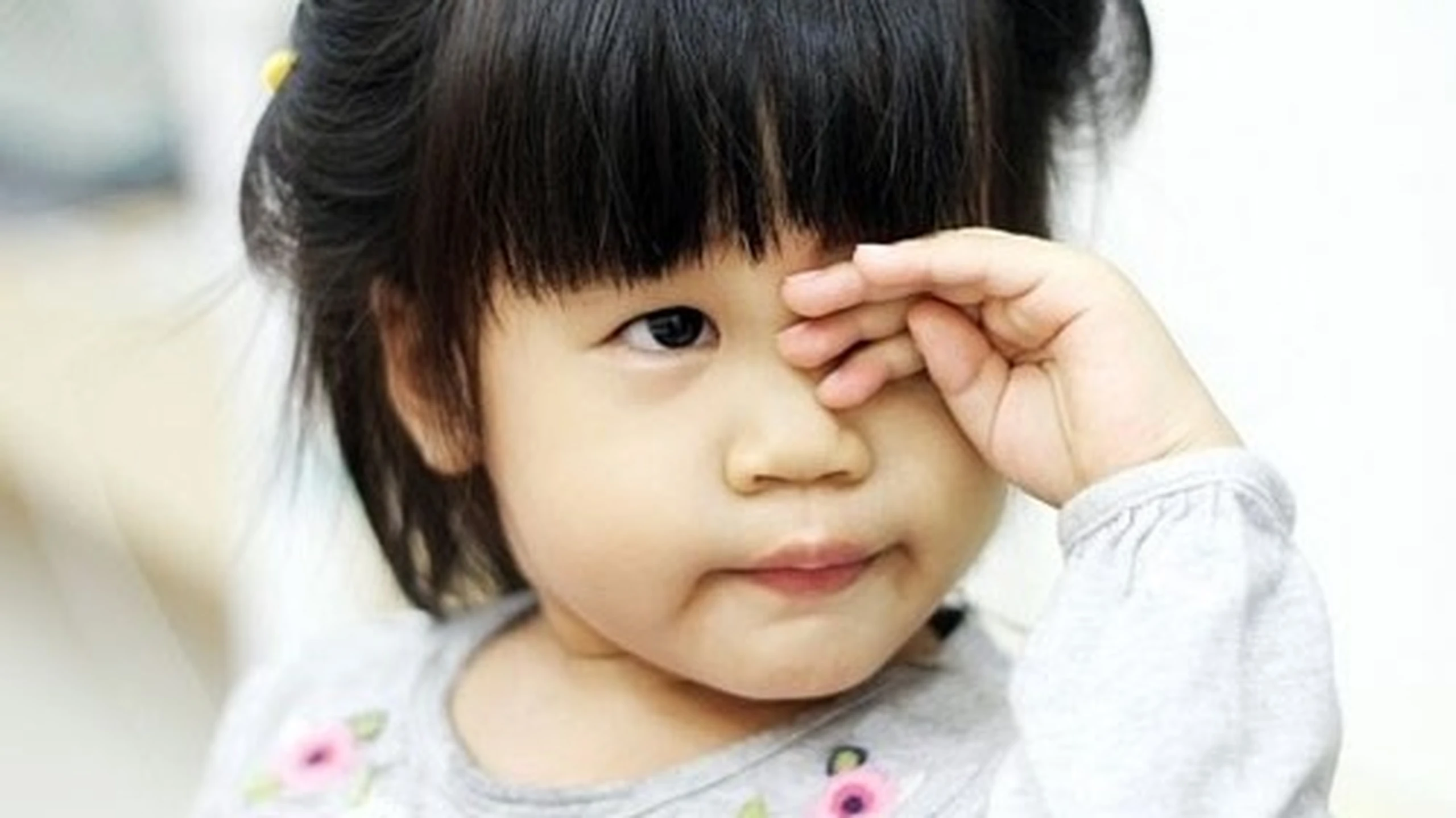 Trẻ hay dụi mắt có sao không?