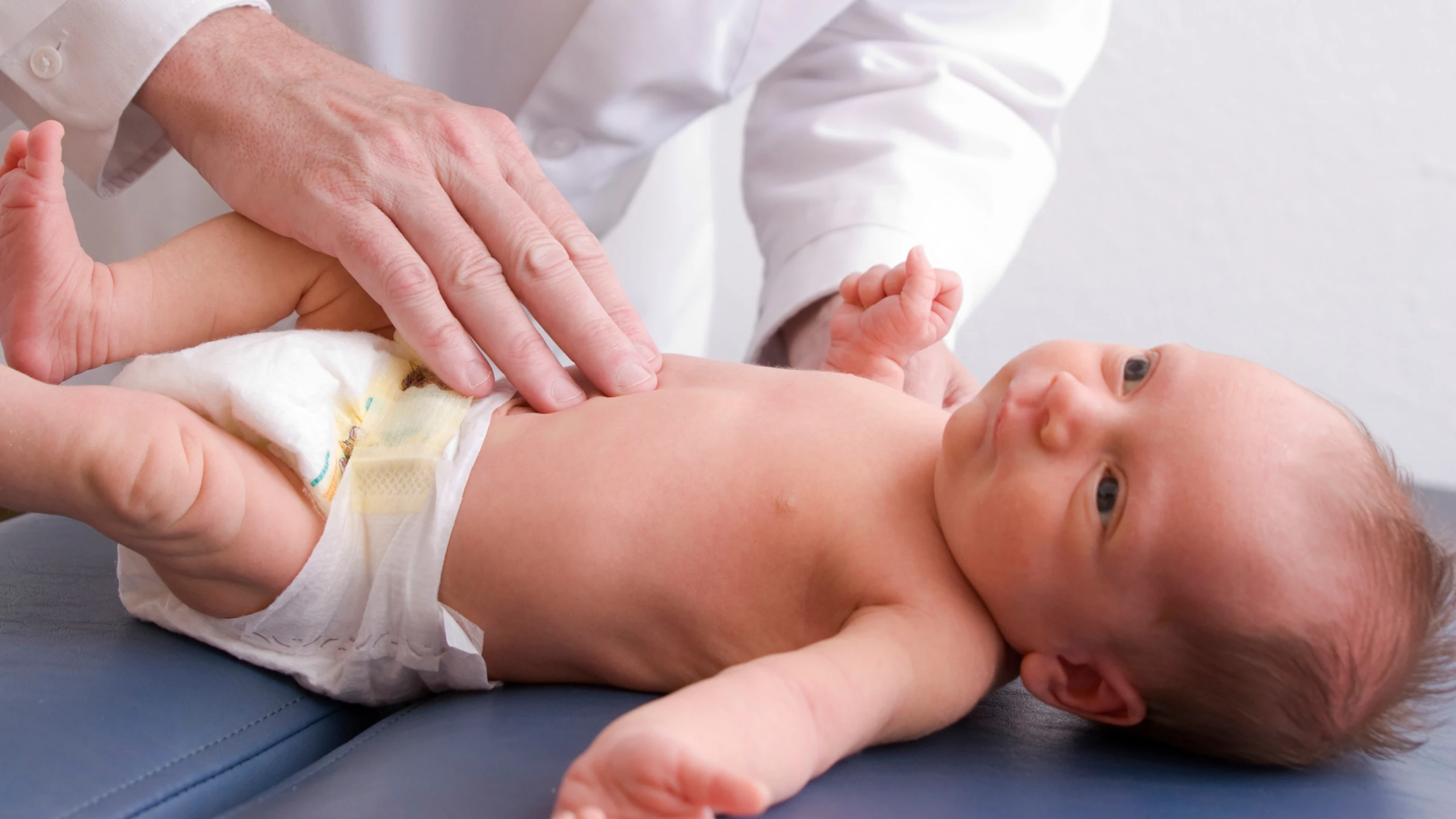 Trẻ sơ sinh có 3 tinh hoàn: Nguyên nhân và hướng xử trí đúng cách
