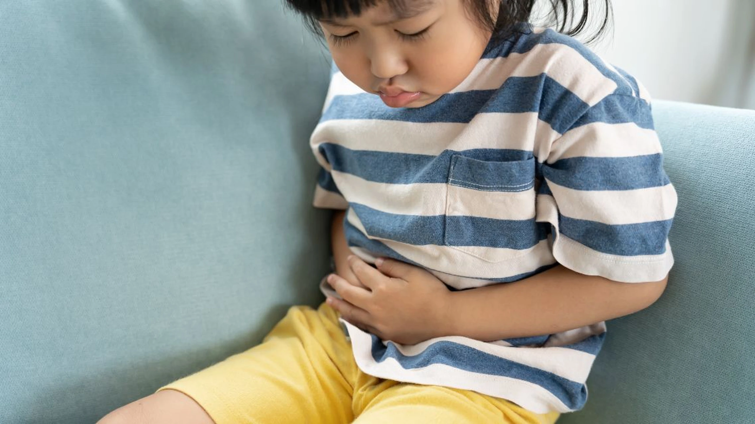 Trẻ táo bón rặn không ra do đâu? Nên làm gì để trẻ đi ngoài dễ dàng?