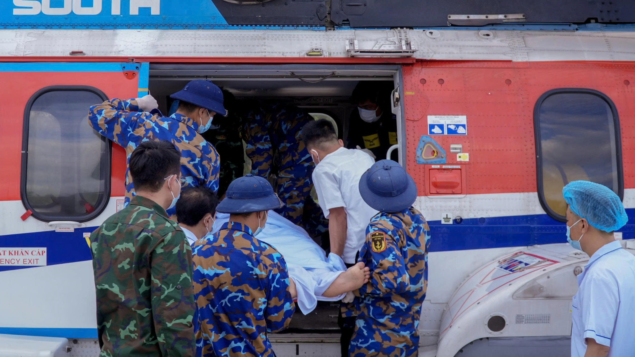 Trực thăng cấp cứu đường tiếp cận bệnh nhân trên đảo Sinh Tồn