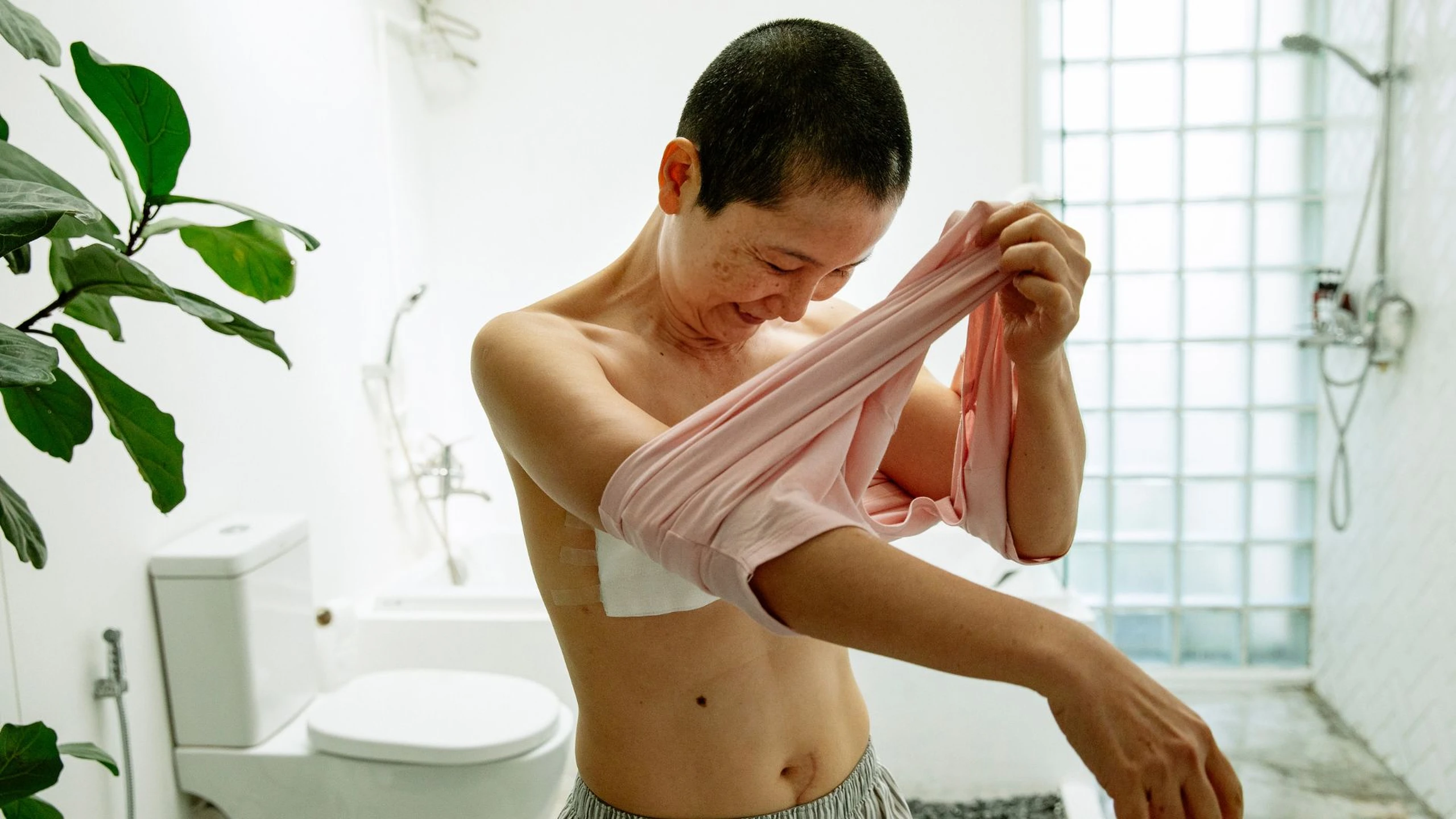 Tự mặc quần áo bằng 1 tay sau đột quỵ: Chậm một chút để tự chủ nhiều hơn