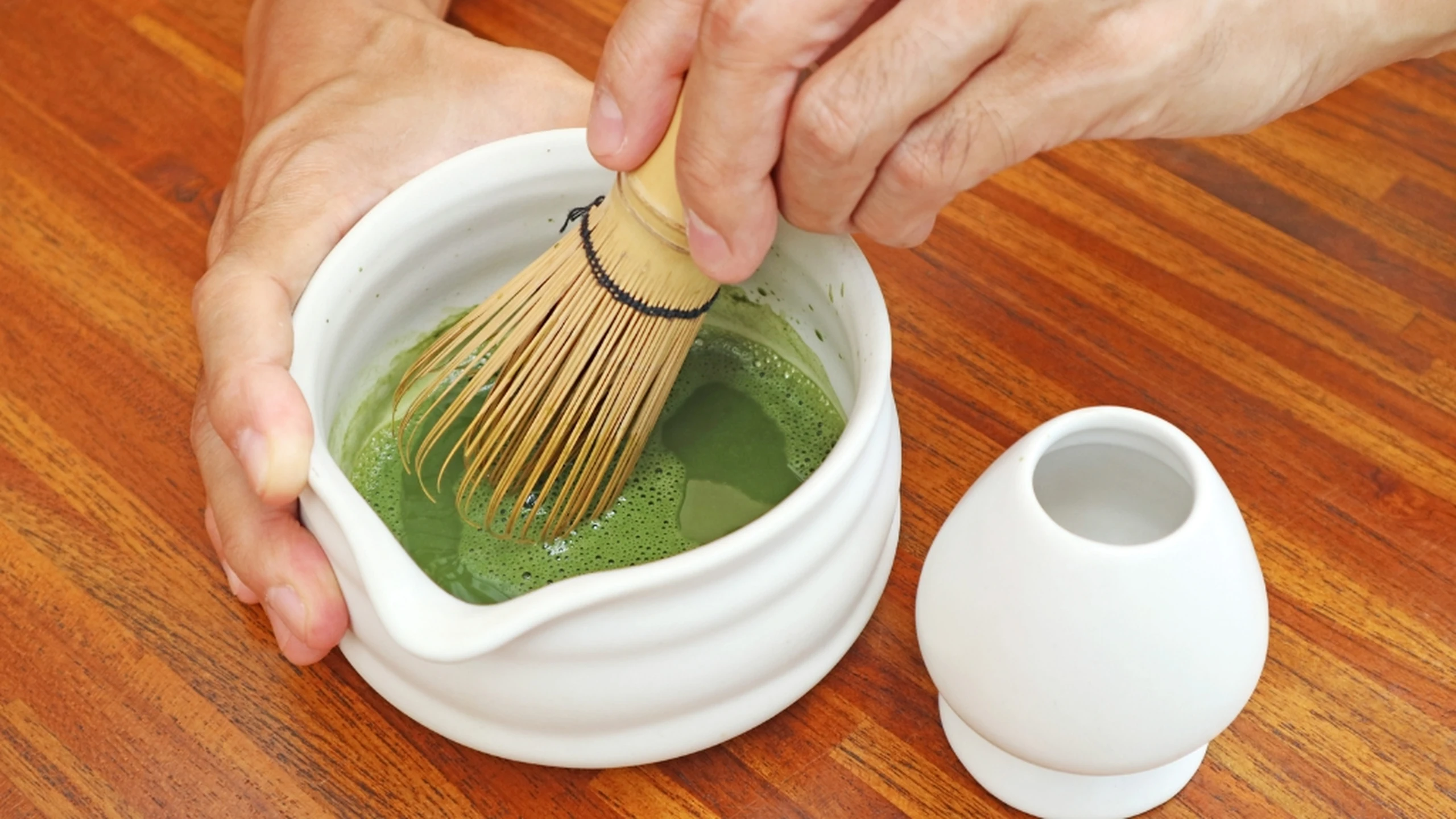 Uống matcha có nóng không? Lợi ích, tác dụng phụ và cách uống đúng 